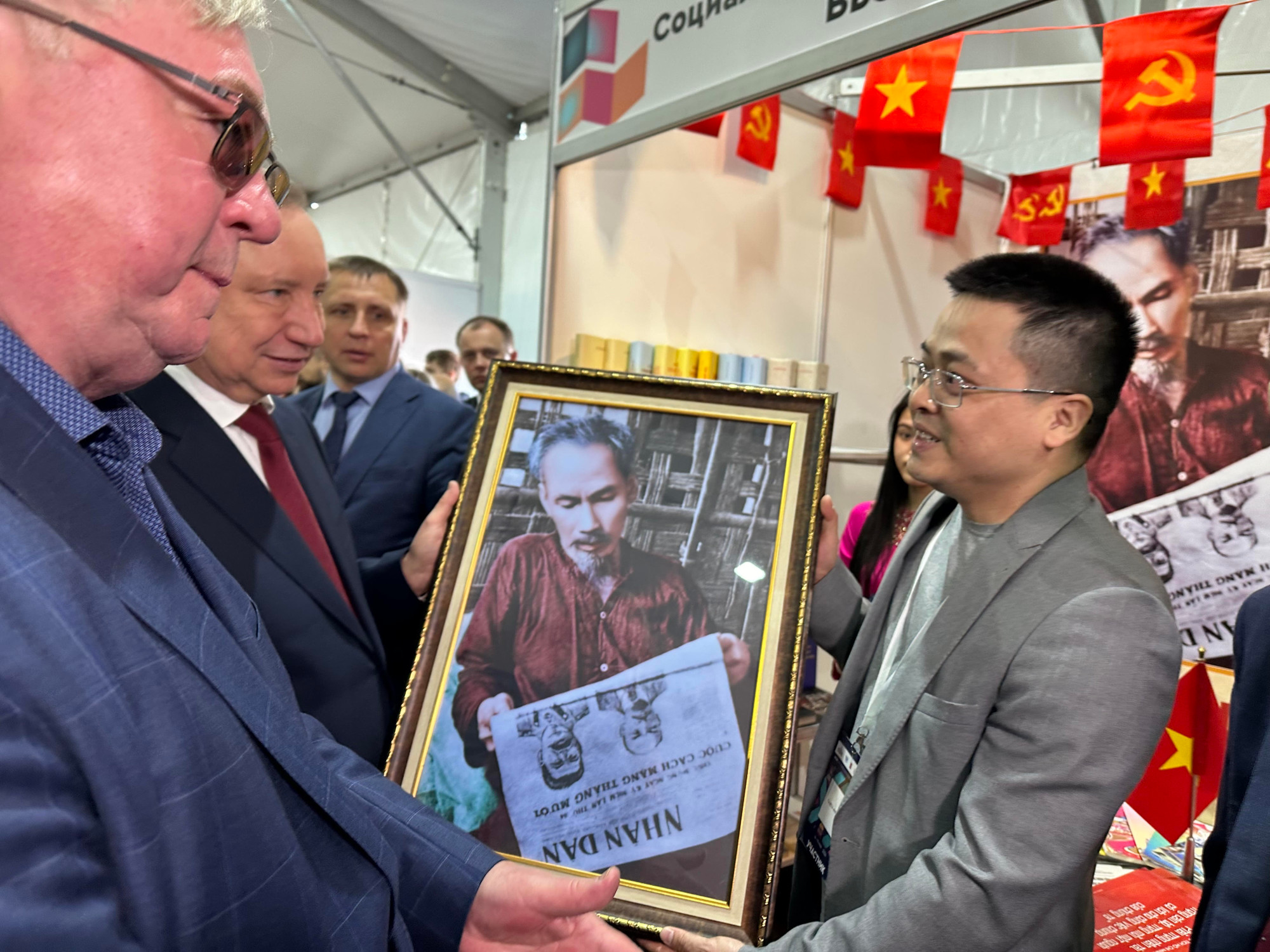 Trao tặng Thống đốc Saint Petersburg tranh Bác Hồ đọc Báo Nhân Dân. (Ảnh: THÙY VÂN)