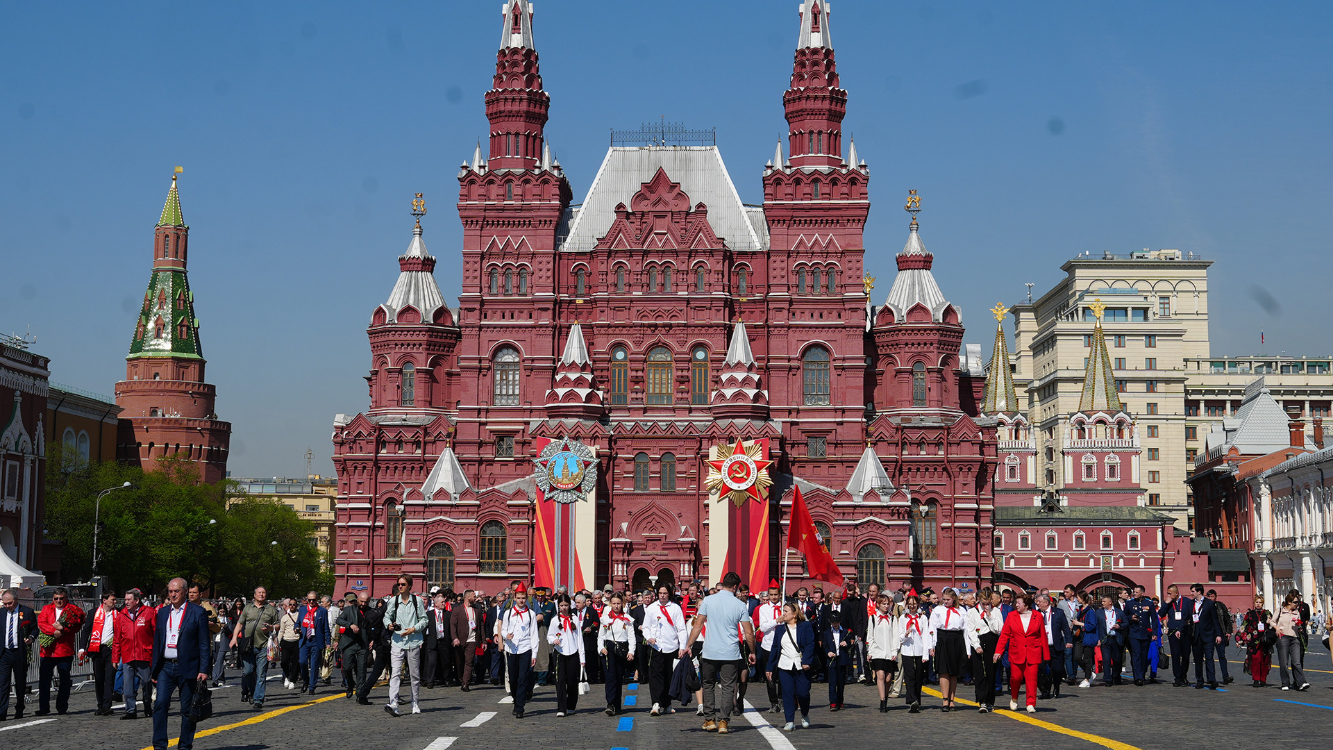 Các đại biểu mang theo cờ, hoa, ảnh V.I.Lênin, băng-rôn cùng khẩu hiệu tiến vào trước Lăng của Người.