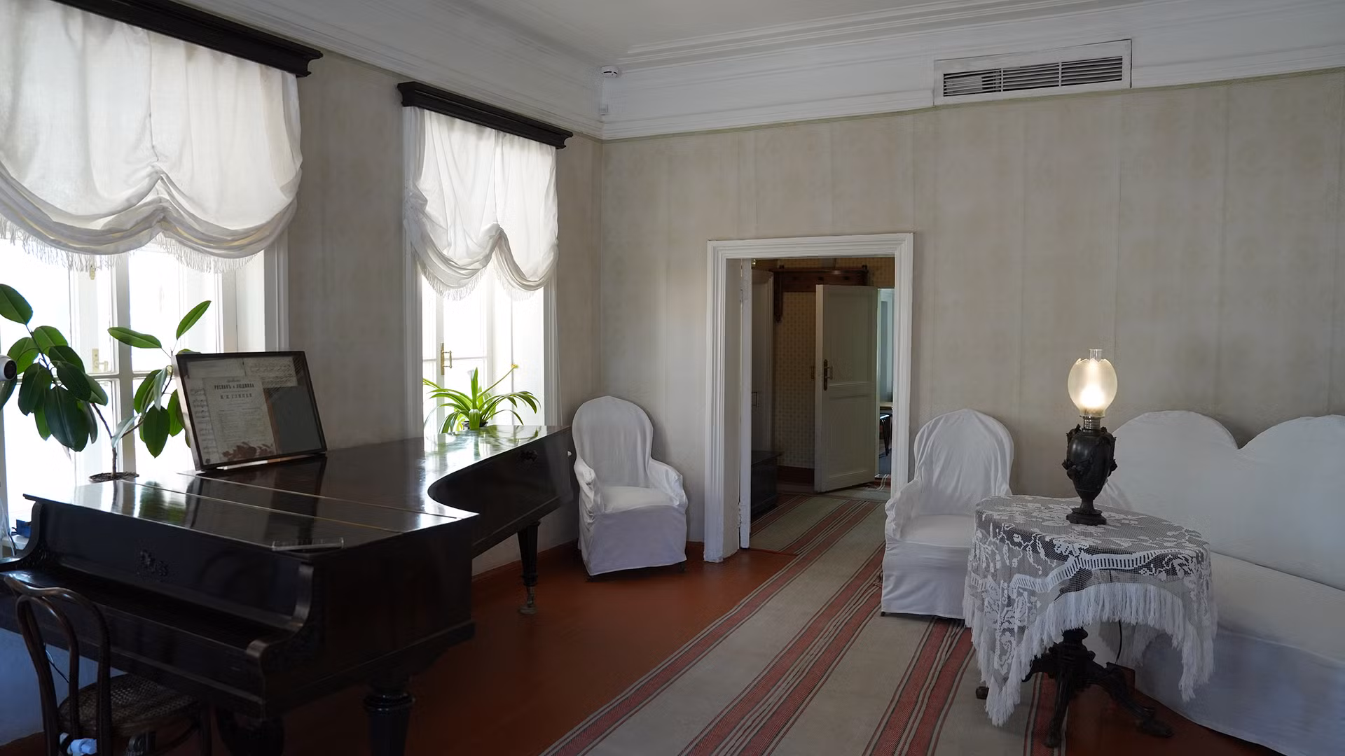 Phòng khách nhà lưu niệm vẫn còn lưu giữ một số vật dụng mà trước đây gia đình Lenin sử dụng.