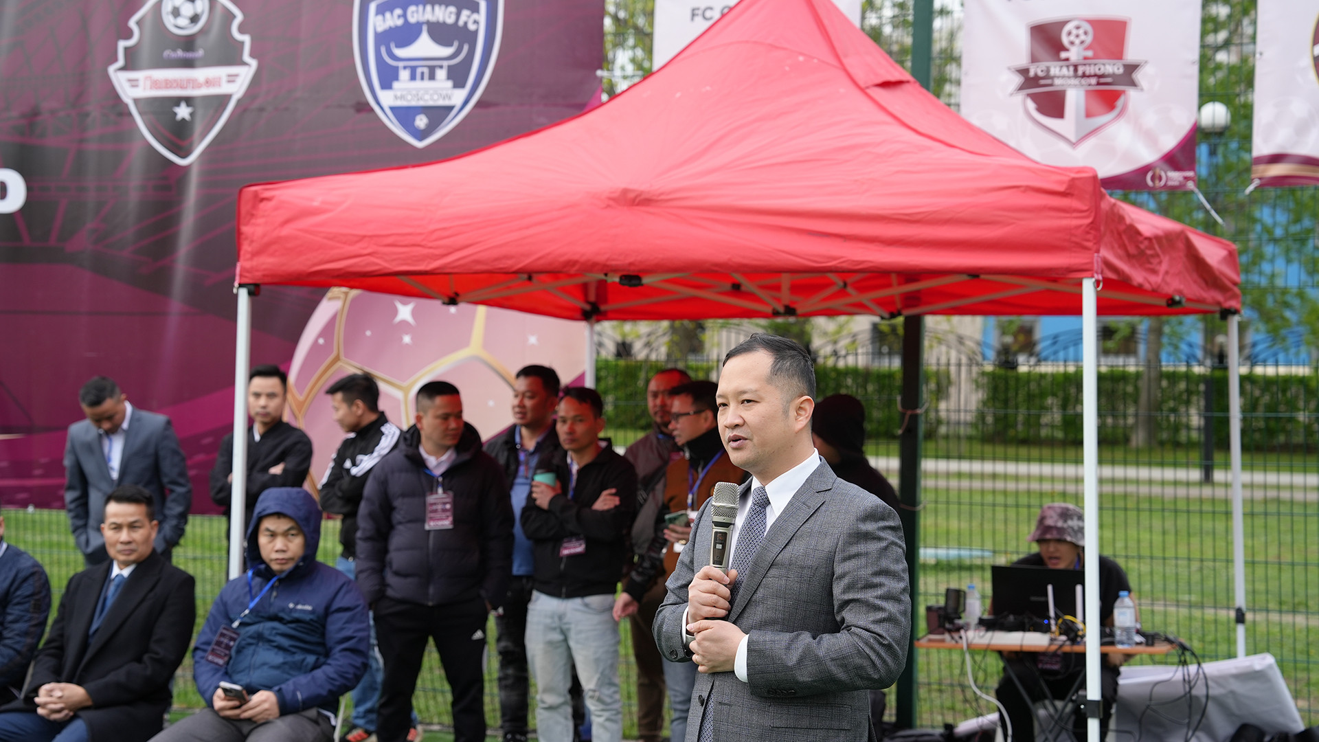 Tham dự lễ khai mạc, có đại diện Đại sứ quán Việt Nam, Hội người Việt Nam, Ban Giám đốc điều hành chợ Sadovod, các hội đoàn người Việt Nam tại Liên bang Nga, cùng đông đảo các cầu thủ, bà con đang kinh doanh tại chợ Sadovod.