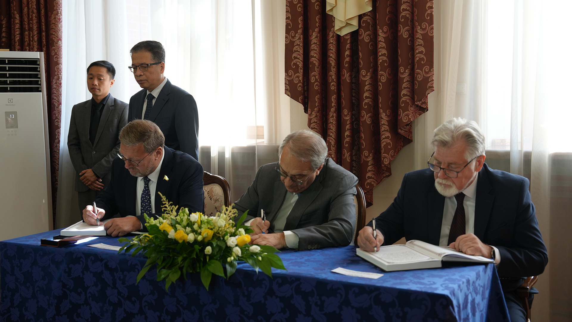 Phó Chủ tịch Hội đồng Liên bang Nga Konstantin Kosachev và Thứ trưởng Ngoại giao Liên bang Nga Mikhail Bogdanov ghi sổ tang, bày tỏ sự tiếc thương trước sự ra đi của Tổng Bí thư Nguyễn Phú Trọng.