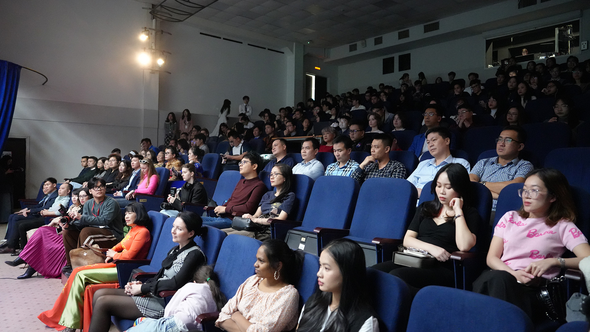 Rất nhiều bạn trẻ Nga và quốc tế chăm chú theo dõi chương trình văn nghệ ca ngợi cây tre Việt Nam. (Ảnh: XUÂN HƯNG) Rất nhiều bạn trẻ Nga và quốc tế chăm chú theo dõi chương trình văn nghệ ca ngợi cây tre Việt Nam. (Ảnh: XUÂN HƯNG)