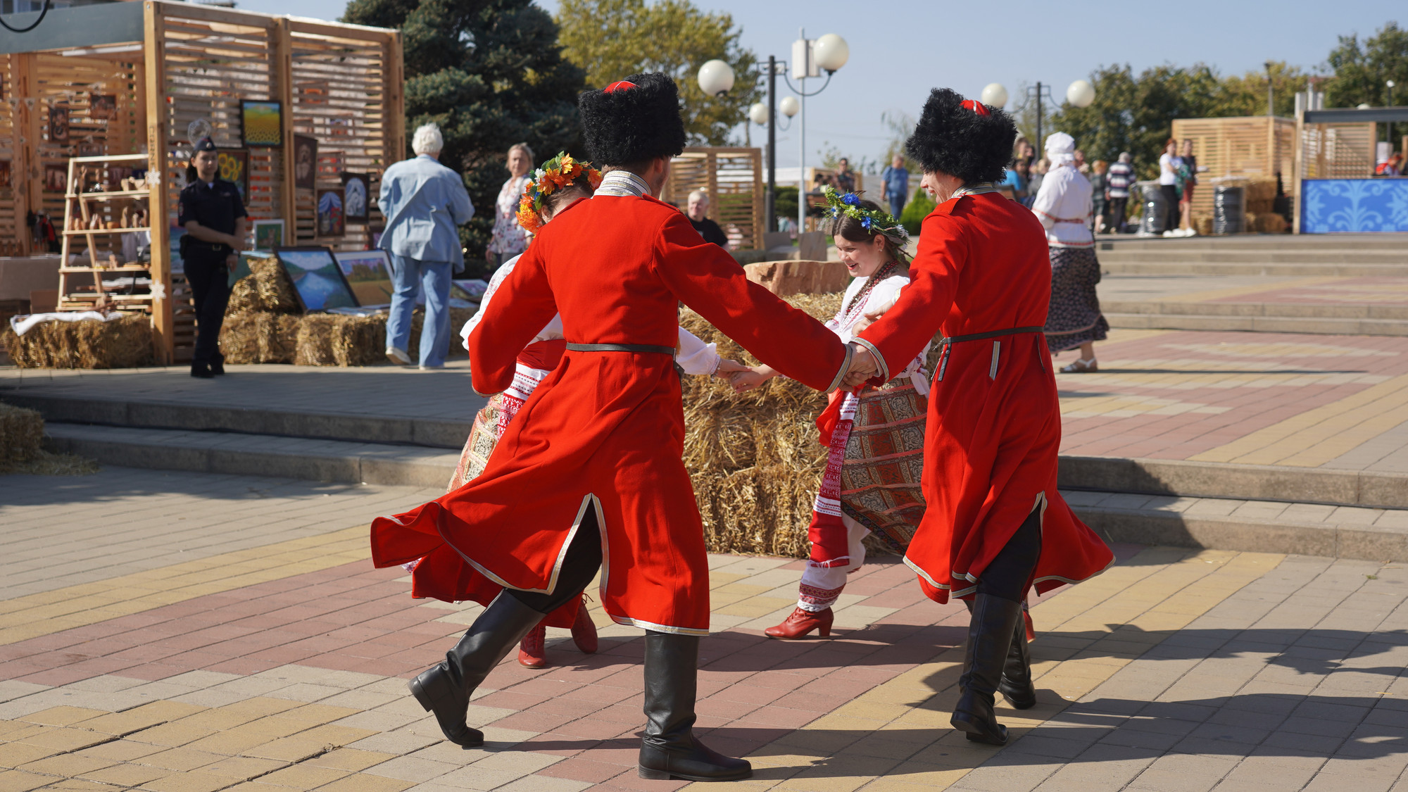 Họ cùng nhau nhảy múa, mừng ngày lễ văn hóa truyền thống lớn nhất trong vùng.