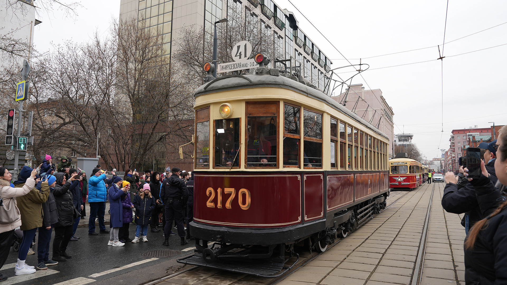 12 toa xe lịch sử lần đầu tiên chạy dọc Phố Lesnaya, sau đó dừng chân trên Quảng trường Tverskaya Zastava để người dân chiêm ngưỡng.