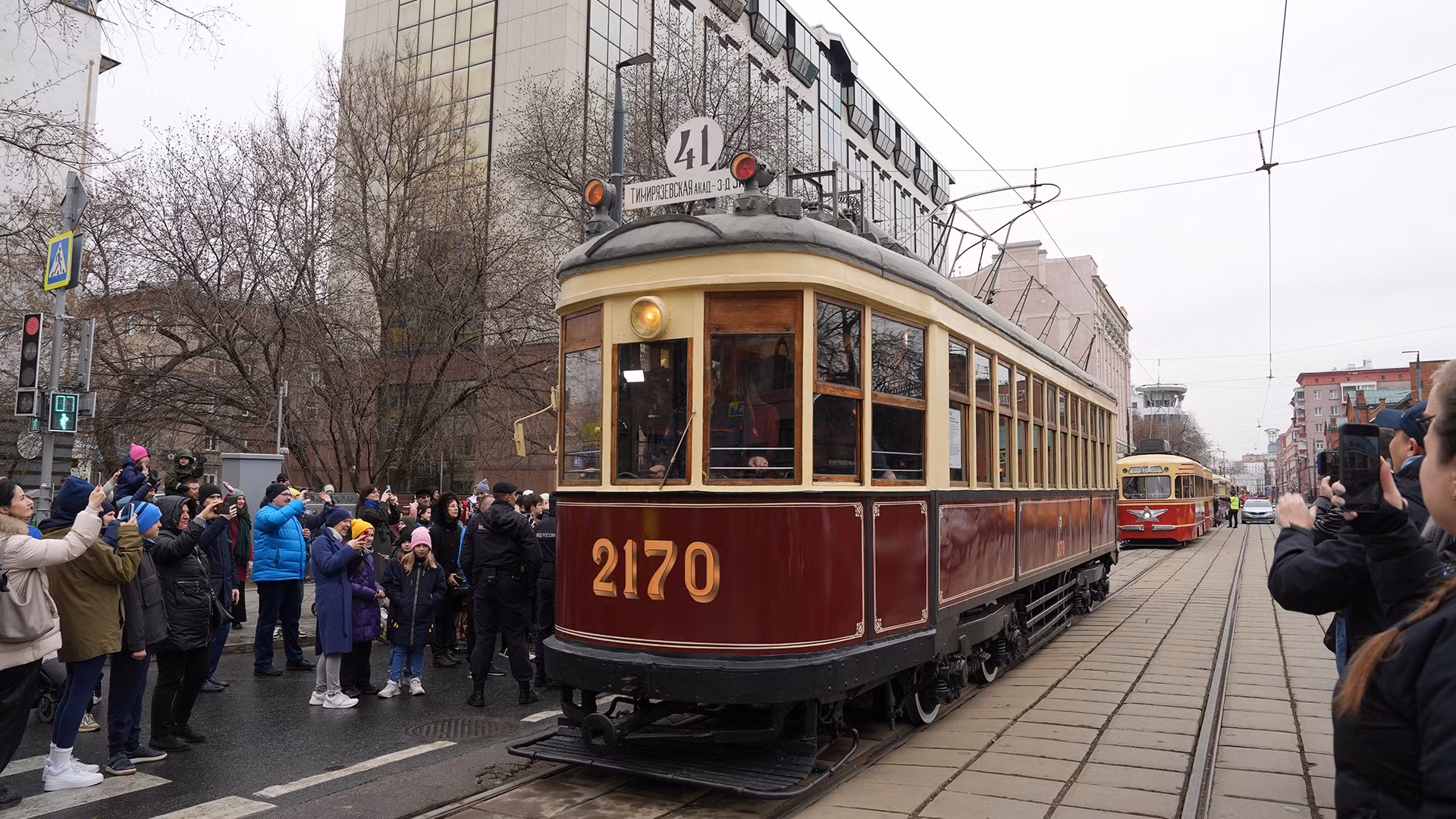 12 toa xe lịch sử lần đầu tiên chạy dọc Phố Lesnaya, sau đó dừng chân trên Quảng trường Tverskaya Zastava để người dân chiêm ngưỡng.