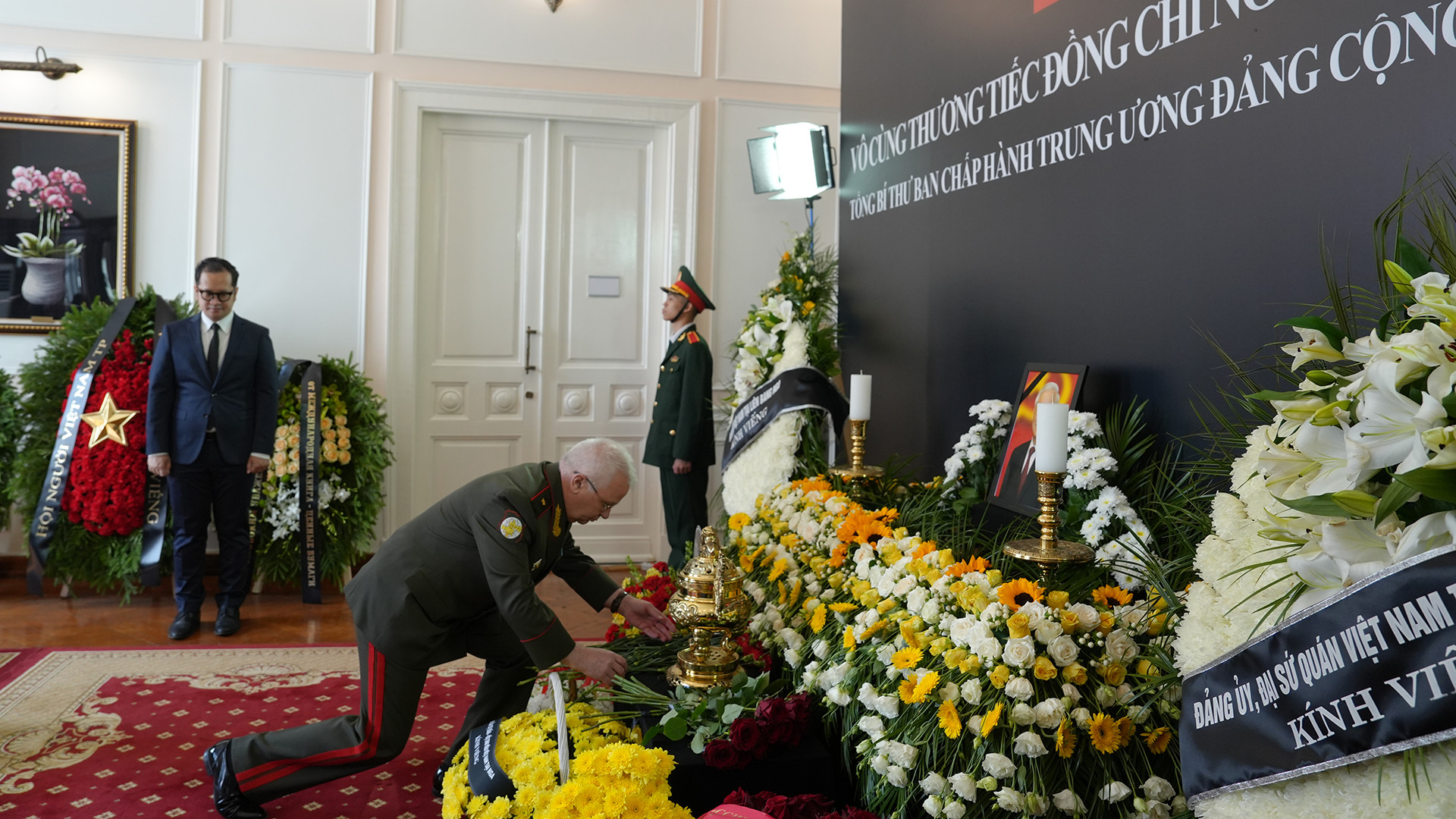 Đại diện Bộ Quốc phòng Liên bang Nga viếng Tổng Bí thư Nguyễn Phú Trọng và trực tiếp chuyển thư chia buồn của Bộ trưởng Quốc phòng Liên bang Nga đến Bộ trưởng Quốc phòng Việt Nam.