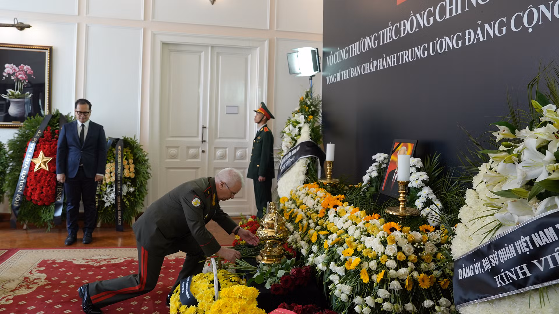 Đại diện Bộ Quốc phòng Liên bang Nga viếng Tổng Bí thư Nguyễn Phú Trọng và trực tiếp chuyển thư chia buồn của Bộ trưởng Quốc phòng Liên bang Nga đến Bộ trưởng Quốc phòng Việt Nam.