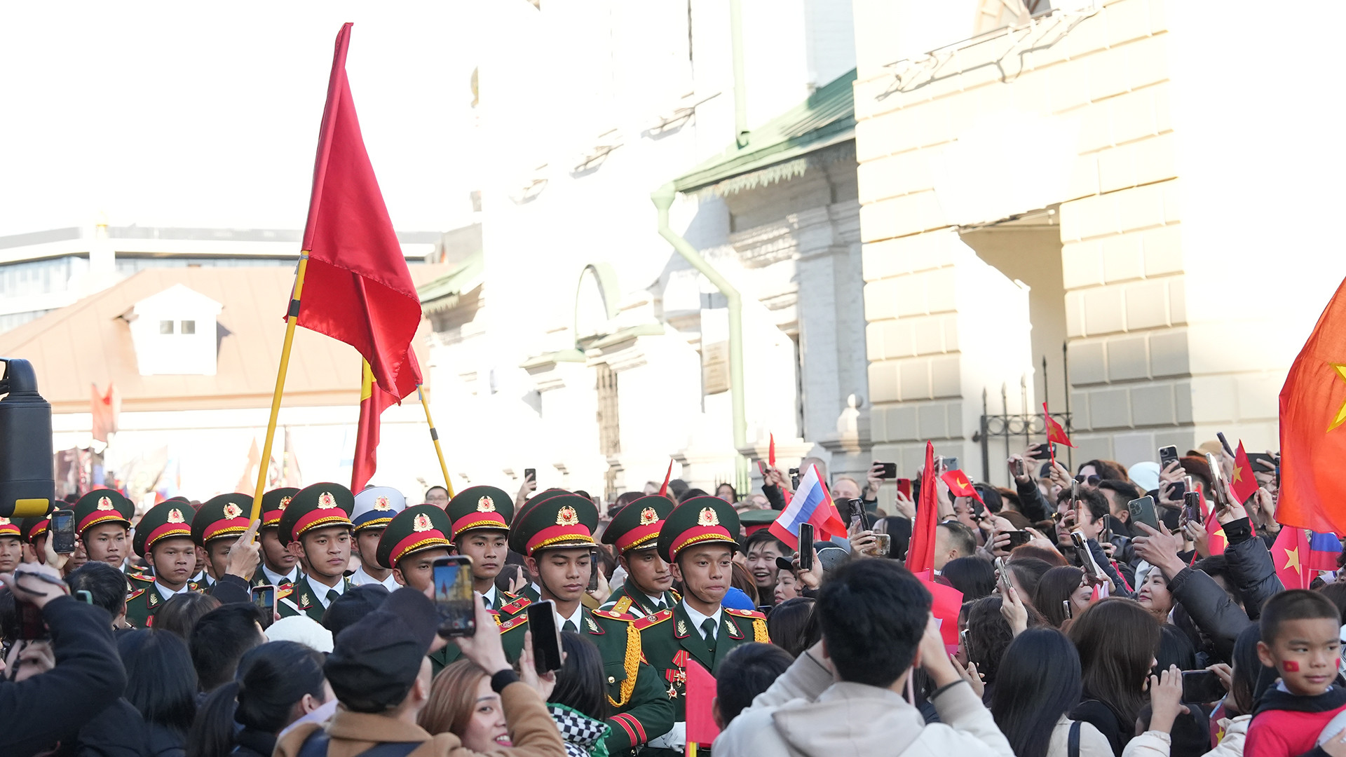 Bà con cộng đồng chia sẻ, khi được biết chiều 3/5 Đoàn Quân đội nhân dân Việt Nam hợp luyện tại Quảng trường Đỏ, nhiều hộ gia đình đã đóng cửa quầy hàng ở chợ sớm để đến cổ vũ cho các chiến sĩ.