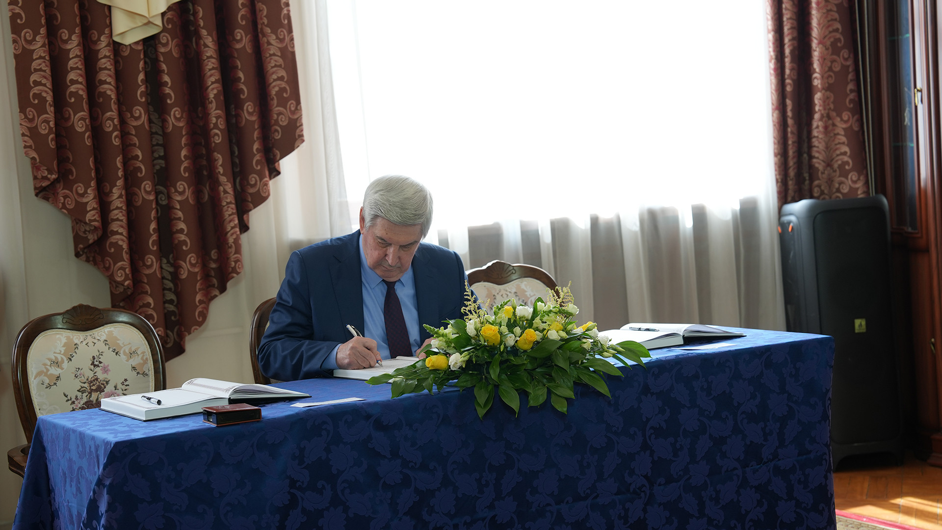 Cùng ngày, nhiều đoàn lãnh đạo Nga và bạn bè quốc tế đã đến Đại sứ quán Việt Nam tại Liên bang Nga viếng và ghi sổ tang. Phó Chủ tịch thứ nhất Duma Quốc gia Nga Ivan Melnikov viết: "Thay mặt Duma Quốc gia Nga và cá nhân tôi xin gửi lời chia buồn sâu sắc nhất tới nhân dân Việt Nam hữu nghị trước sự ra đi của đồng chí Nguyễn Phú Trọng, nhà lãnh đạo Đảng Cộng sản Việt Nam, người có những đóng góp to lớn cho sự phát triển đất nước Việt Nam thịnh vượng và có ảnh hưởng. Tôi biết rất rõ đồng chí Nguyễn Phú Trọng. Tôi có vinh dự được nhiều lần gặp gỡ đồng chí ở Việt Nam và Nga. Tên của đồng chí sẽ mãi mãi được lưu danh trong lịch sử hữu nghị Nga-Việt...".