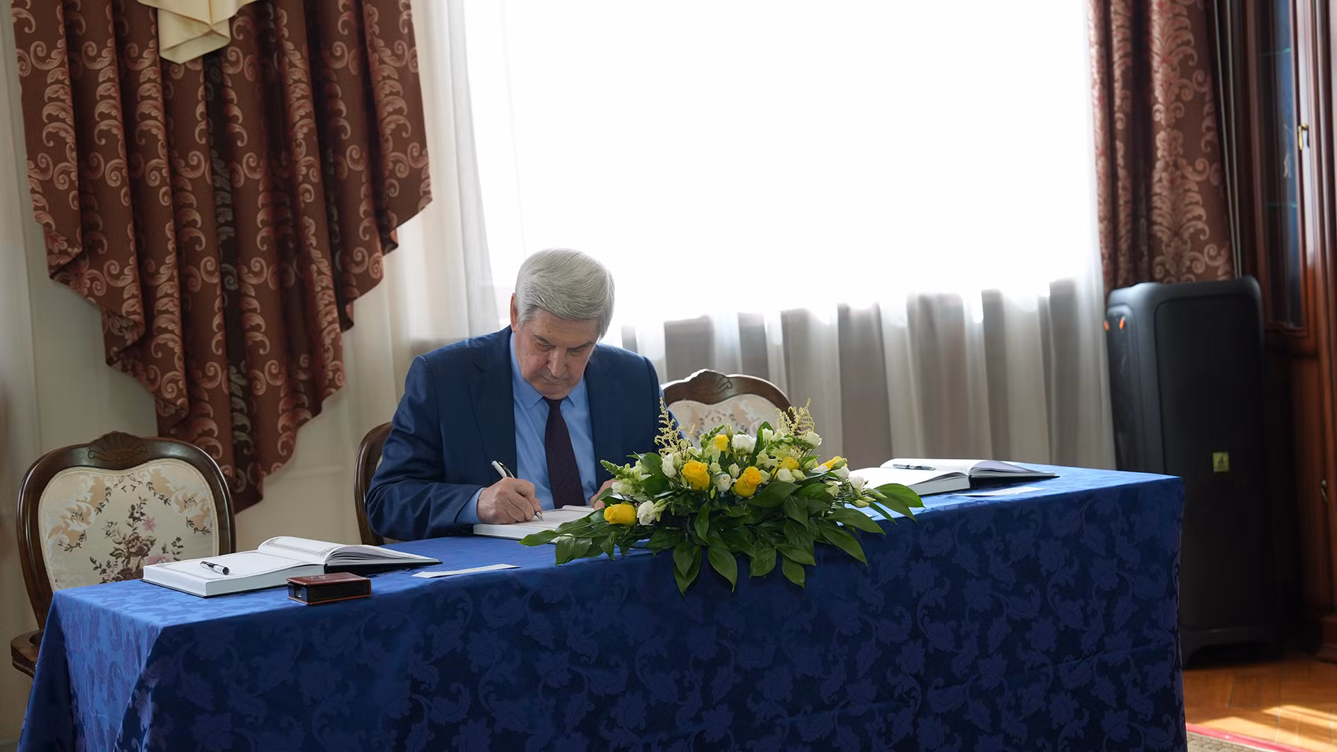 Cùng ngày, nhiều đoàn lãnh đạo Nga và bạn bè quốc tế đã đến Đại sứ quán Việt Nam tại Liên bang Nga viếng và ghi sổ tang. Phó Chủ tịch thứ nhất Duma Quốc gia Nga Ivan Melnikov viết: "Thay mặt Duma Quốc gia Nga và cá nhân tôi xin gửi lời chia buồn sâu sắc nhất tới nhân dân Việt Nam hữu nghị trước sự ra đi của đồng chí Nguyễn Phú Trọng, nhà lãnh đạo Đảng Cộng sản Việt Nam, người có những đóng góp to lớn cho sự phát triển đất nước Việt Nam thịnh vượng và có ảnh hưởng. Tôi biết rất rõ đồng chí Nguyễn Phú Trọng. Tôi có vinh dự được nhiều lần gặp gỡ đồng chí ở Việt Nam và Nga. Tên của đồng chí sẽ mãi mãi được lưu danh trong lịch sử hữu nghị Nga-Việt...".