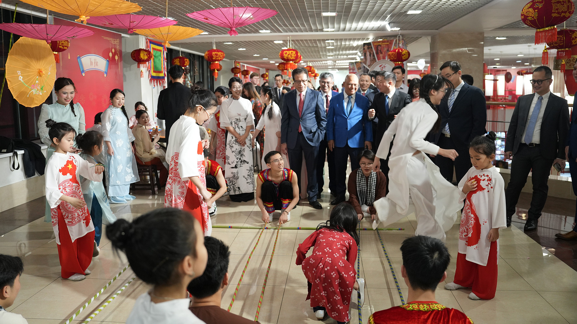 Các em nhỏ háo hức tham gia các trò chơi dân gian.