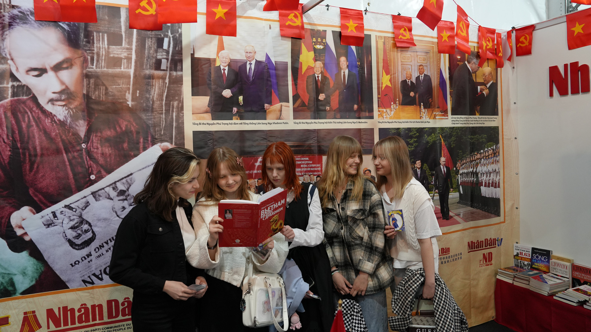 "Em chưa đến Việt Nam nhưng luôn mong đặt chân tới đây. Em nghe nói về Hà Nội, Mũi Né, Nha Trang rất nhiều. Nhất định khi có cơ hội, em sẽ không bỏ qua". Đây là cảm nhận về Việt Nam của cô bạn Larisha khi cùng bạn bè đến thăm gian trưng bày của Báo Nhân Dân.