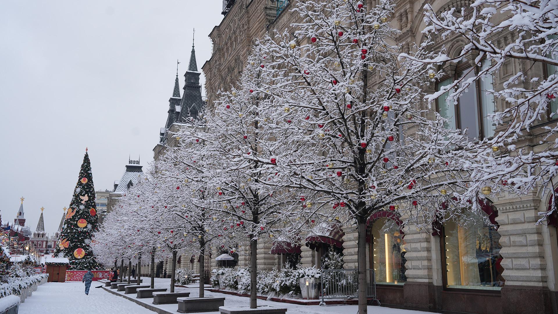 Tọa lạc ngay sát Quảng trường Đỏ, Trung tâm thương mại GUM là một trong những điểm đến hấp dẫn, nổi tiếng nhất tại Moskva, đặc biệt vào những ngày năm mới. GUM có lịch sử lâu đời từ thời Liên Xô với không gian độc đáo, kết hợp yếu tố lịch sử và hiện đại.