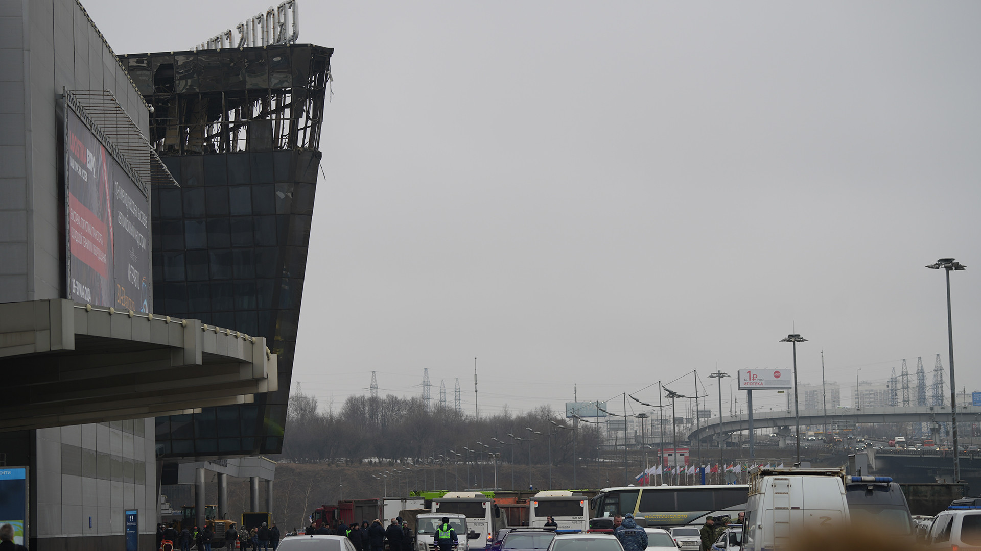 Hiện trường vụ tấn công khủng bố hiện nay được các lực lượng an ninh bảo vệ và giám sát nghiêm ngặt, không cho phép người dân tới gần. (Ảnh: XUÂN HƯNG) Hiện trường vụ tấn công khủng bố hiện nay được các lực lượng an ninh bảo vệ và giám sát nghiêm ngặt, không cho phép người dân tới gần. (Ảnh: XUÂN HƯNG)