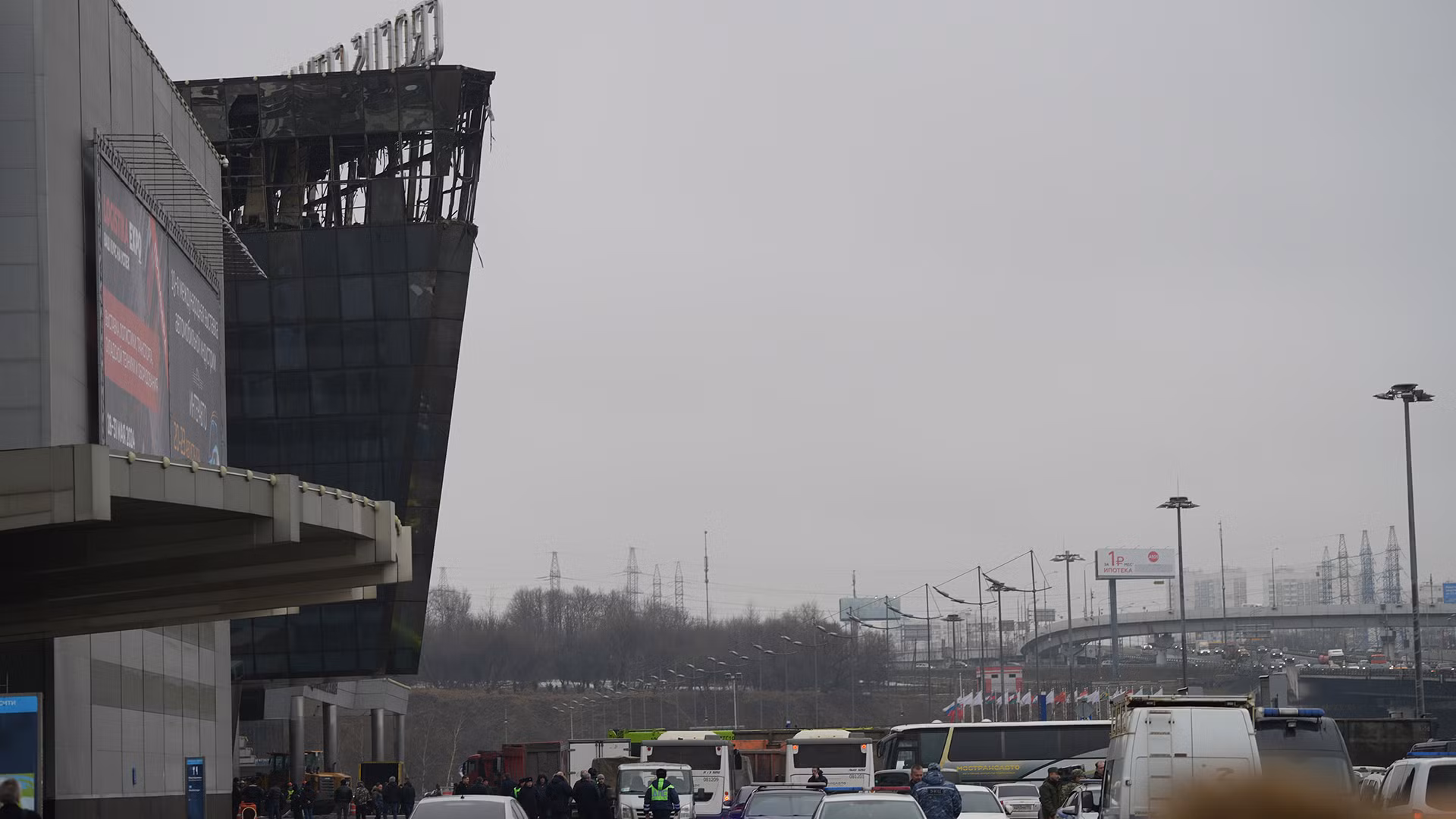 Hiện trường vụ tấn công khủng bố hiện nay được các lực lượng an ninh bảo vệ và giám sát nghiêm ngặt, không cho phép người dân tới gần. (Ảnh: XUÂN HƯNG)