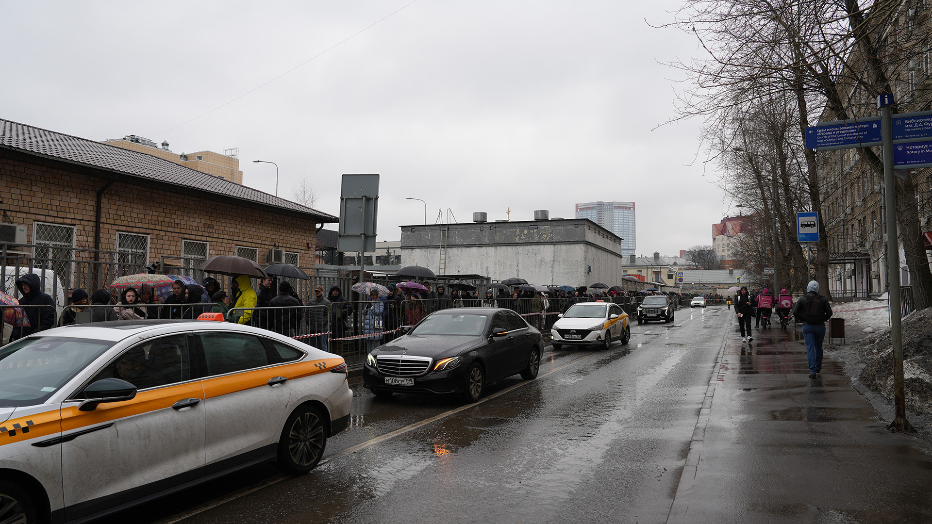 Dù người tham gia hiến máu đông nhưng họ vẫn xếp hàng ngay ngắn, đảm bảo an ninh trật tự trong thời tiết giá rét. Ảnh: XUÂN HƯNG