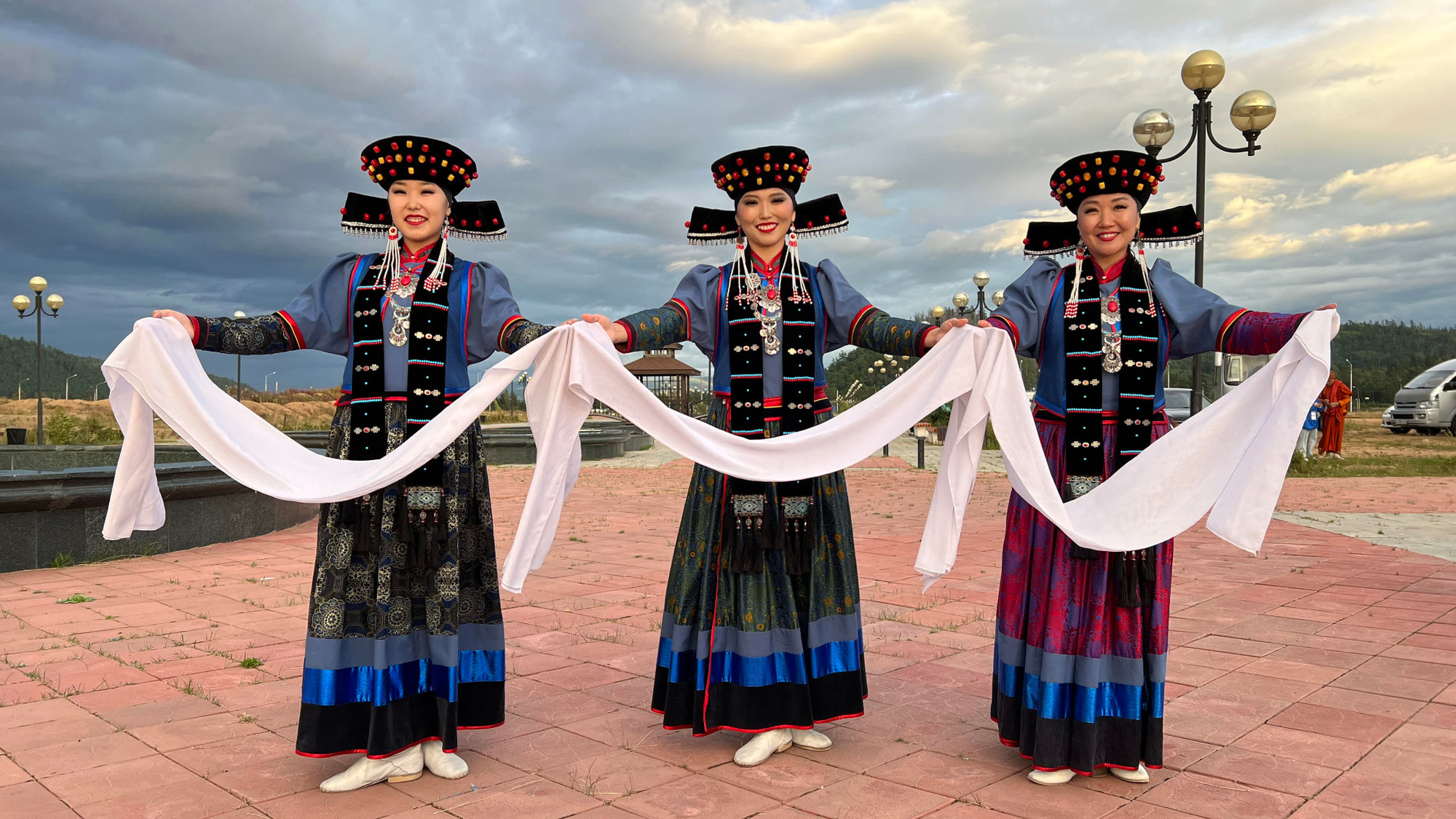 Người Buryat luôn nở nụ cười trên môi khi đón du khách. (Ảnh: Xuân Hưng) Người Buryat luôn nở nụ cười trên môi khi đón du khách. (Ảnh: Xuân Hưng)