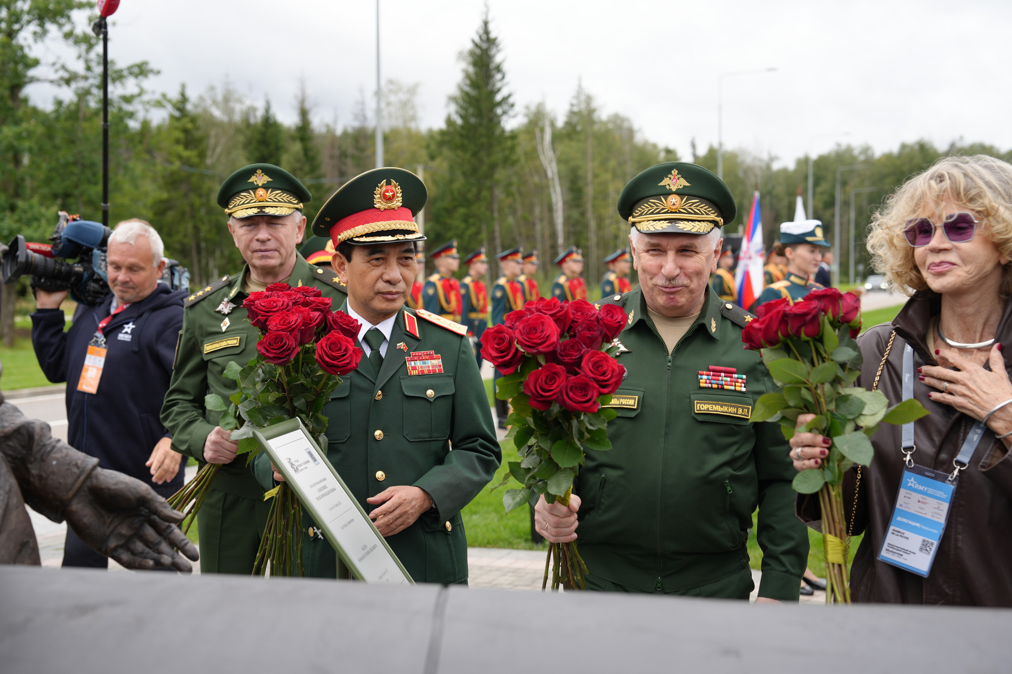 Lễ dâng hoa tại Đài tưởng niệm.