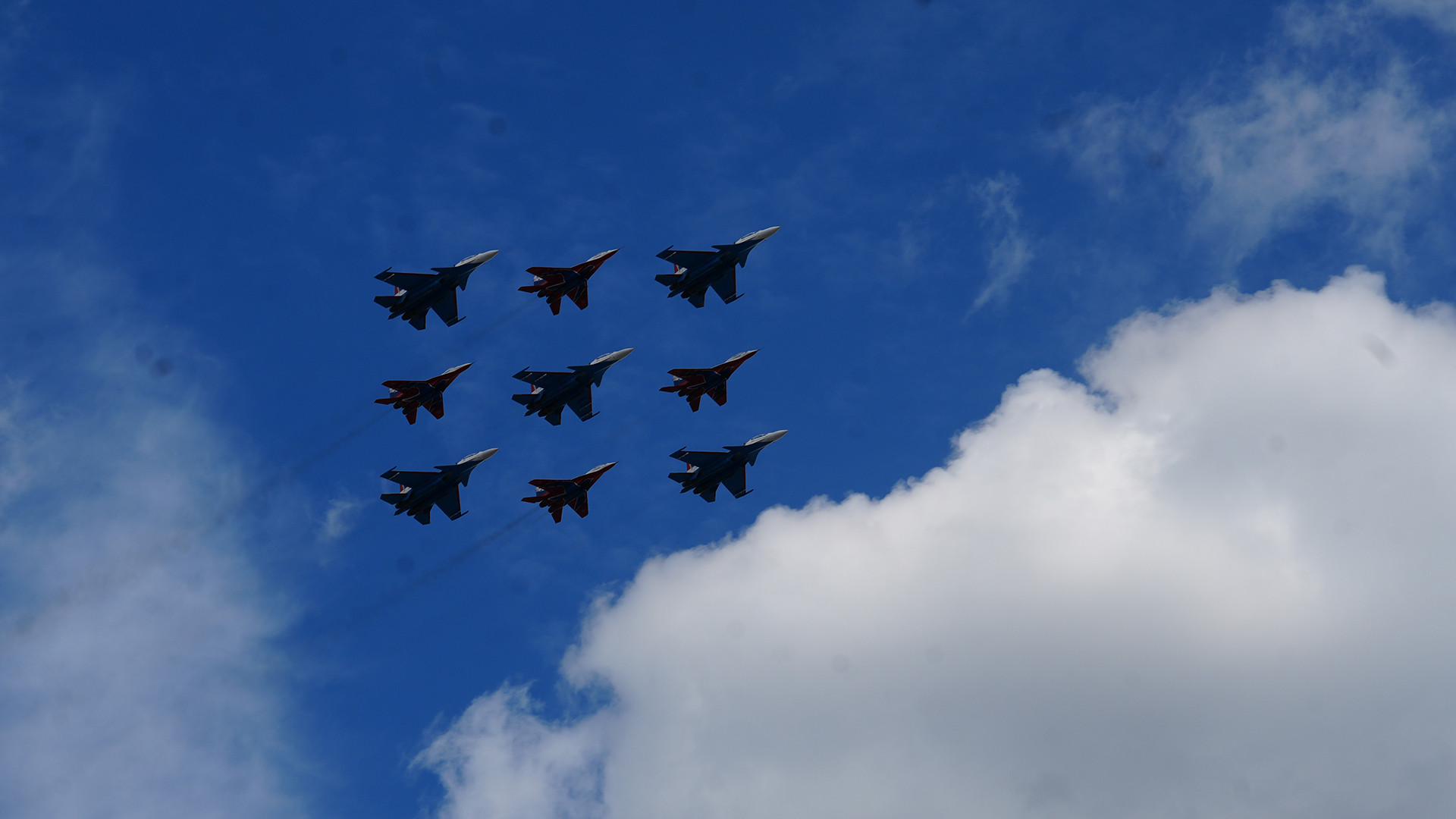 Đội bay trình diễn của Nga bay lượn trên Quảng trường Đỏ.