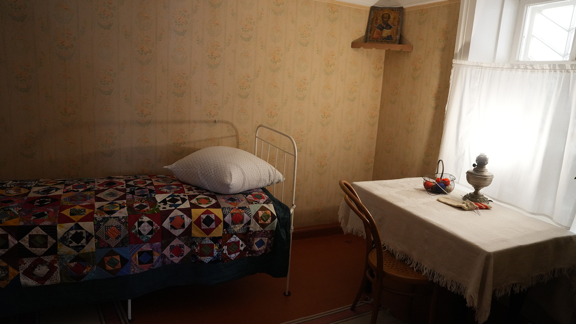 Bên trong phòng ngủ của bảo mẫu. Bên trong phòng ngủ của bảo mẫu.