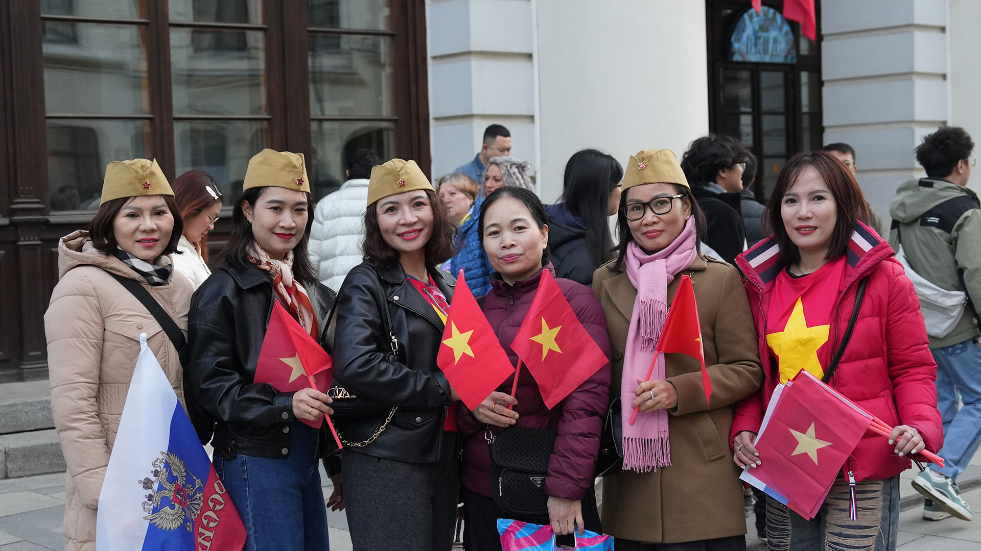 Hạnh phúc, xúc động và tự hào là cảm xúc của nhiều người Việt Nam đang sinh sống, học tập tại Nga khi lần đầu tiên đoàn Quân đội nhân dân Việt Nam tham gia Lễ duyệt binh kỷ niệm Ngày chiến thắng trong Chiến tranh vệ quốc vĩ đại tại Liên bang Nga. Tinh thần yêu nước và sự đoàn kết của người Việt Nam thực sự chạm đến trái tim bạn bè Nga và quốc tế.