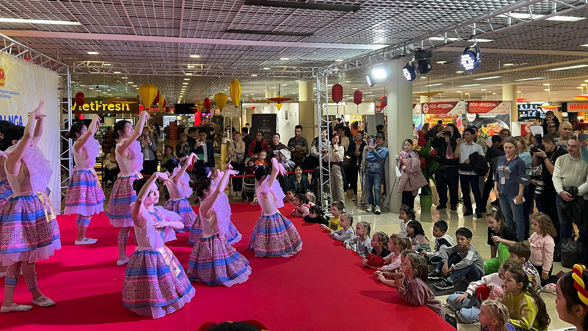 Múa "Mời anh về Tây Bắc" giúp người xem có thể cảm nhận được nét đẹp vùng quê Tây Bắc, Việt Nam yên bình, đa màu sắc. Múa "Mời anh về Tây Bắc" giúp người xem có thể cảm nhận được nét đẹp vùng quê Tây Bắc, Việt Nam yên bình, đa màu sắc.