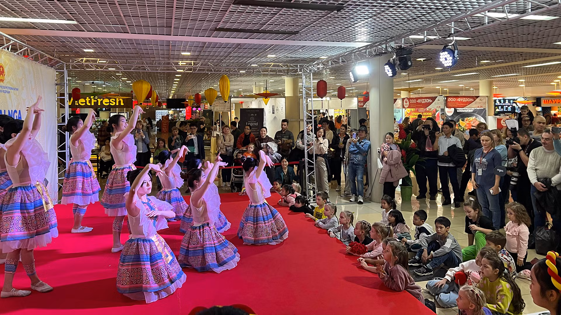 Múa "Mời anh về Tây Bắc" giúp người xem có thể cảm nhận được nét đẹp vùng quê Tây Bắc, Việt Nam yên bình, đa màu sắc.