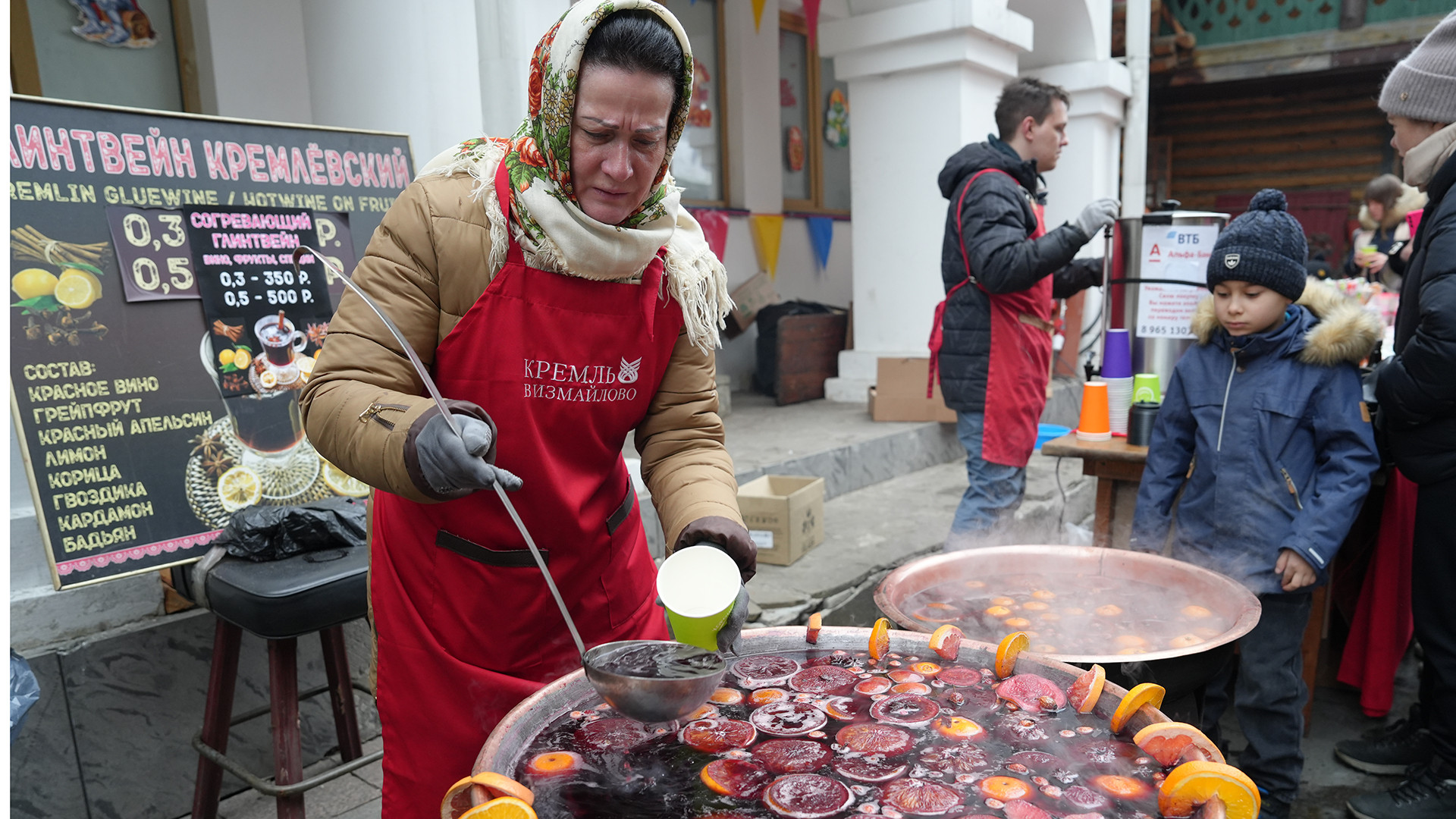 Nước trái cây hỗn hợp được giữ ấm trong thời tiết giá lạnh luôn hấp dẫn trẻ em. (Ảnh: XUÂN HƯNG) Nước trái cây hỗn hợp được giữ ấm trong thời tiết giá lạnh luôn hấp dẫn trẻ em. (Ảnh: XUÂN HƯNG)