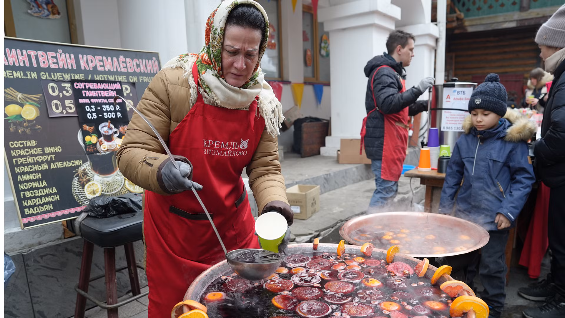 Nước trái cây hỗn hợp được giữ ấm trong thời tiết giá lạnh luôn hấp dẫn trẻ em. (Ảnh: XUÂN HƯNG) Nước trái cây hỗn hợp được giữ ấm trong thời tiết giá lạnh luôn hấp dẫn trẻ em. (Ảnh: XUÂN HƯNG)