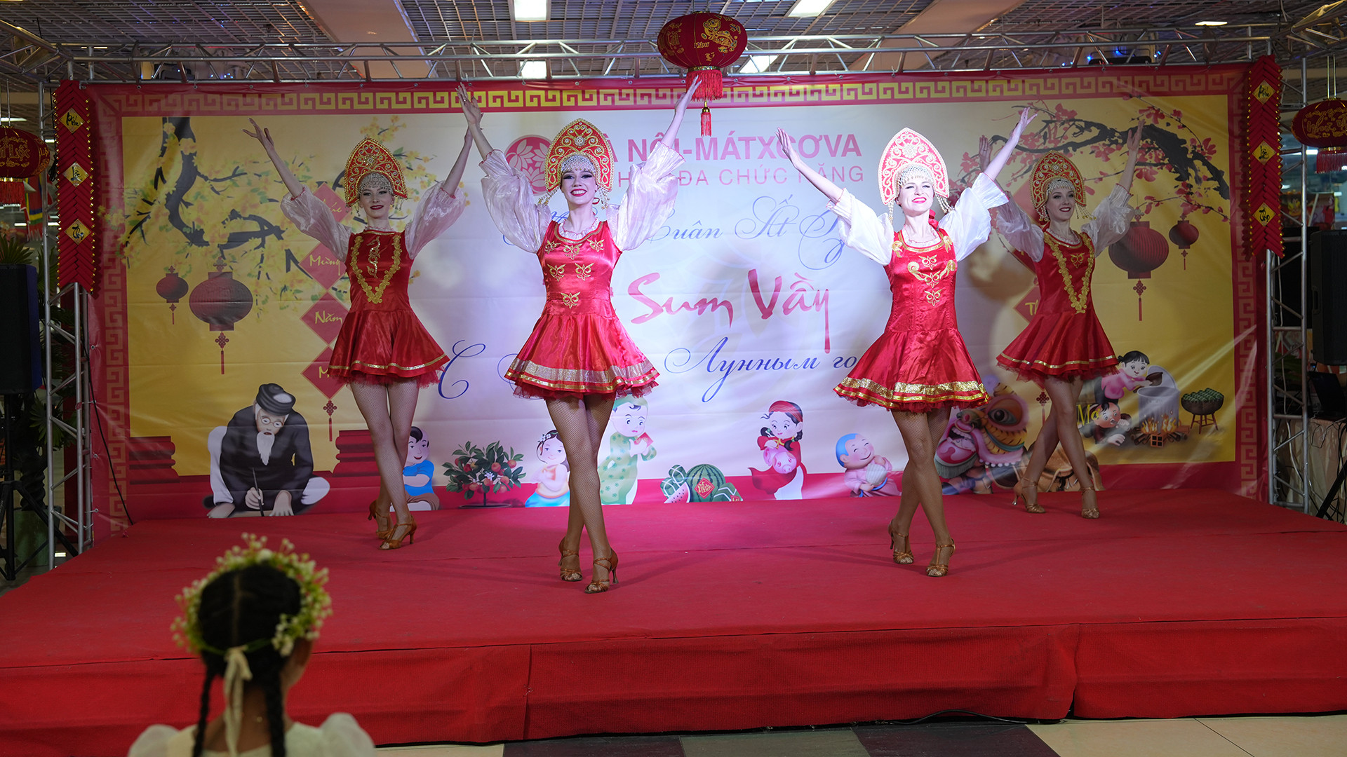 Incentra được khởi công xây dựng năm 2010, chính thức khánh thành cuối năm 2013 với tổng diện tích gần 40.000m2, kết hợp liên hoàn với Tổ hợp căn hộ-khách sạn cao cấp, khu Trung tâm thương mại Hà Nội-Moskva. Theo ông Nguyễn Cảnh Hồng Lĩnh, tại đây, có khoảng hơn 600 người Việt làm ăn, sinh sống.