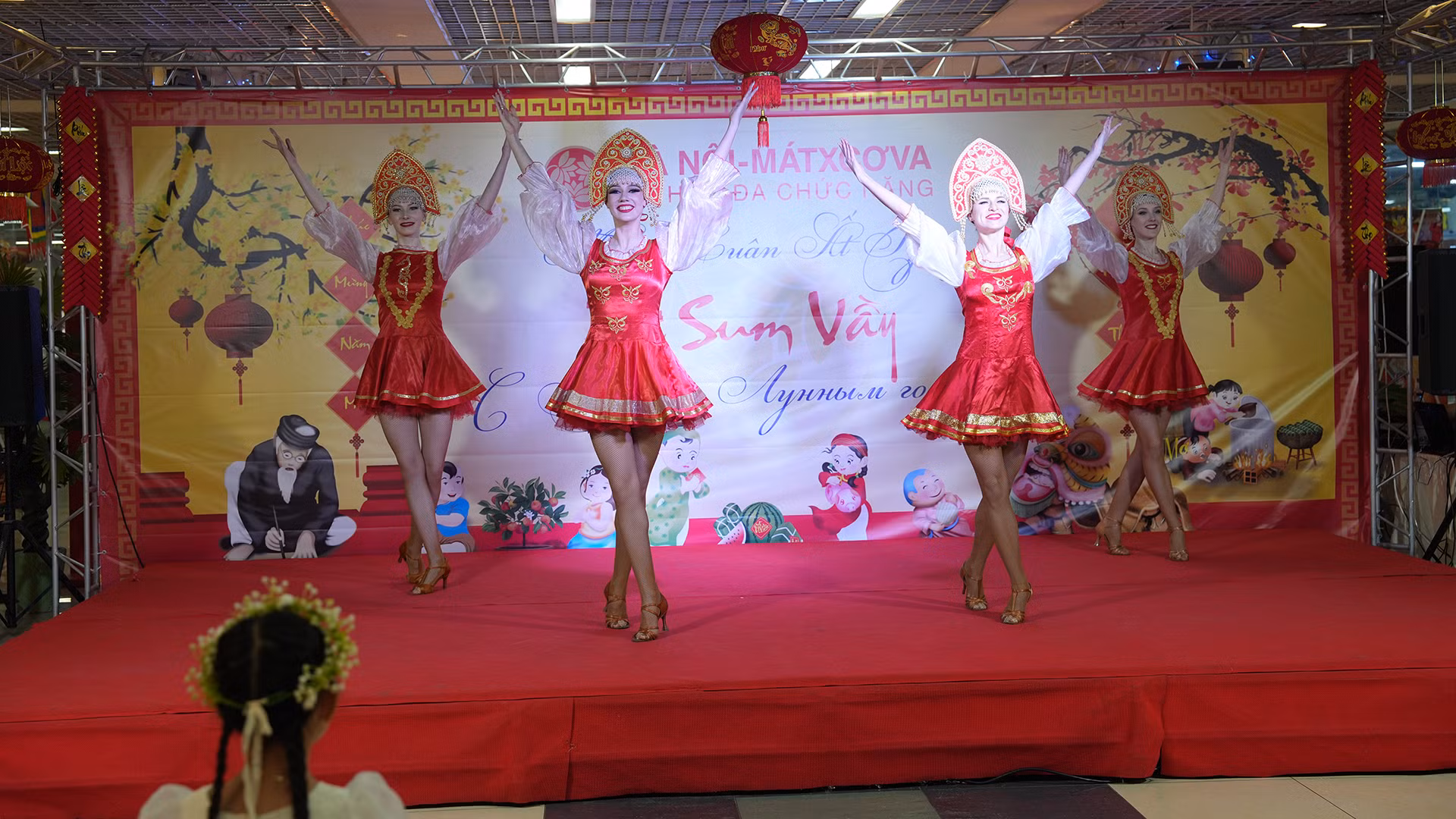 Incentra được khởi công xây dựng năm 2010, chính thức khánh thành cuối năm 2013 với tổng diện tích gần 40.000m2, kết hợp liên hoàn với Tổ hợp căn hộ-khách sạn cao cấp, khu Trung tâm thương mại Hà Nội-Moskva. Theo ông Nguyễn Cảnh Hồng Lĩnh, tại đây, có khoảng hơn 600 người Việt làm ăn, sinh sống.