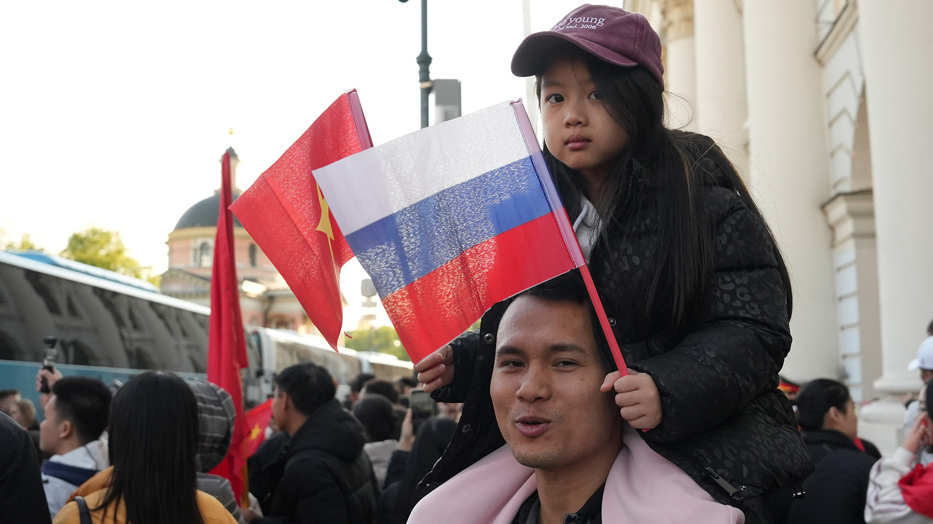Không chỉ người lớn mà còn rất nhiều em nhỏ được cha mẹ đưa đến để cổ vũ cho các chiến sĩ.