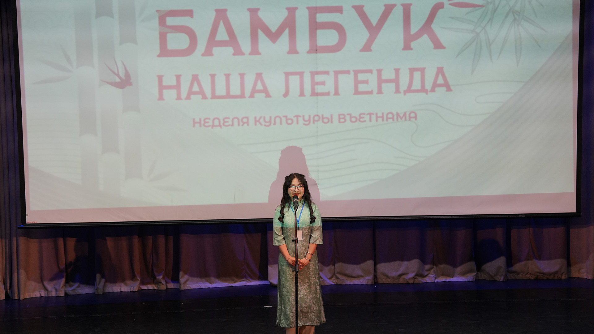 Bạn Trần Công Tâm Anh, Trưởng ban tổ chức phát biểu khai mạc chương trình. (Ảnh: XUÂN HƯNG) Bạn Trần Công Tâm Anh, Trưởng ban tổ chức phát biểu khai mạc chương trình. (Ảnh: XUÂN HƯNG)