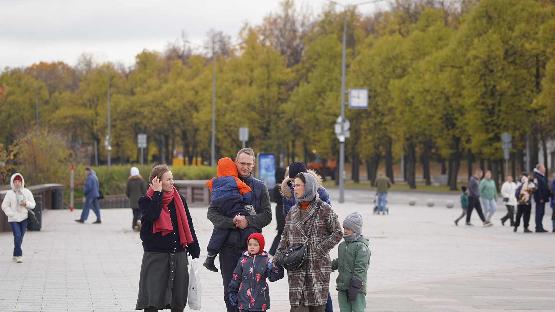 Nhiều gia đình tranh thủ đến Đồi Chim sẻ để tận hưởng sắc vàng mùa thu.