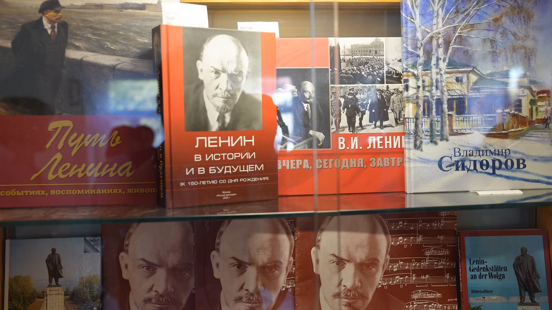 Góc bên phải lối vào trưng bày những tủ sách viết về cuộc đời, sự nghiệp cách mạng của V.I.Lenin và những cống hiến vĩ đại của Người đối với nhân loại.