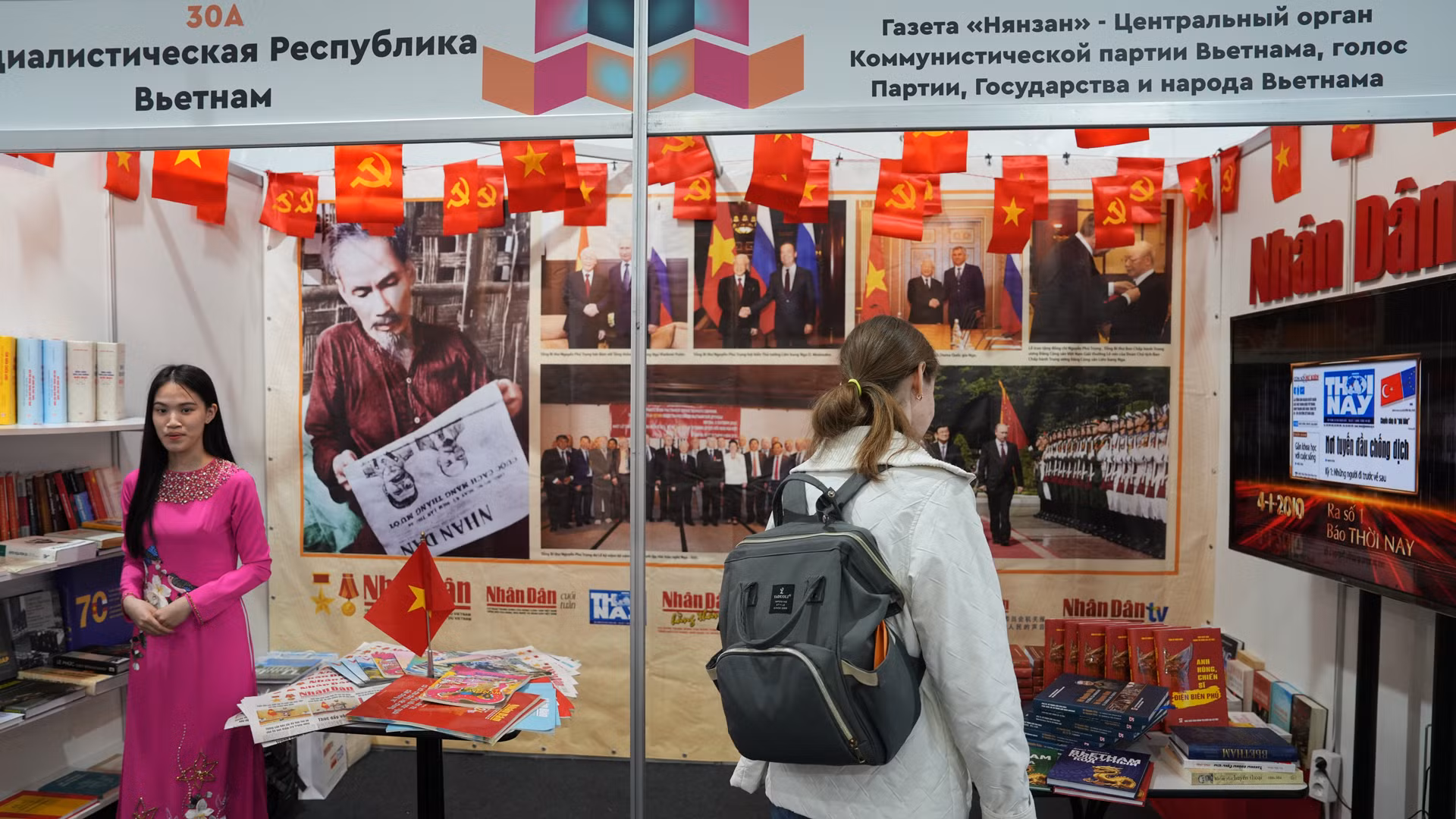Đến từ ngoại ô Saint Petersburg, Veronhika đã tham quan rất nhiều gian trưng bày tại Hội chợ sách. Ghé thăm gian trưng bày của Việt Nam, cô gái Nga với phong cách ăn mặc giản dị, thốt lên với ánh mắt đầy ngạc nhiên: "Nhiều năm tham dự Hội sách Saint Petersburg, nhưng đây là lần đầu tiên tôi thấy gian trưng bày của các bạn. Tôi rất ấn tượng về Việt Nam và gian trưng bày của Báo Nhân Dân".