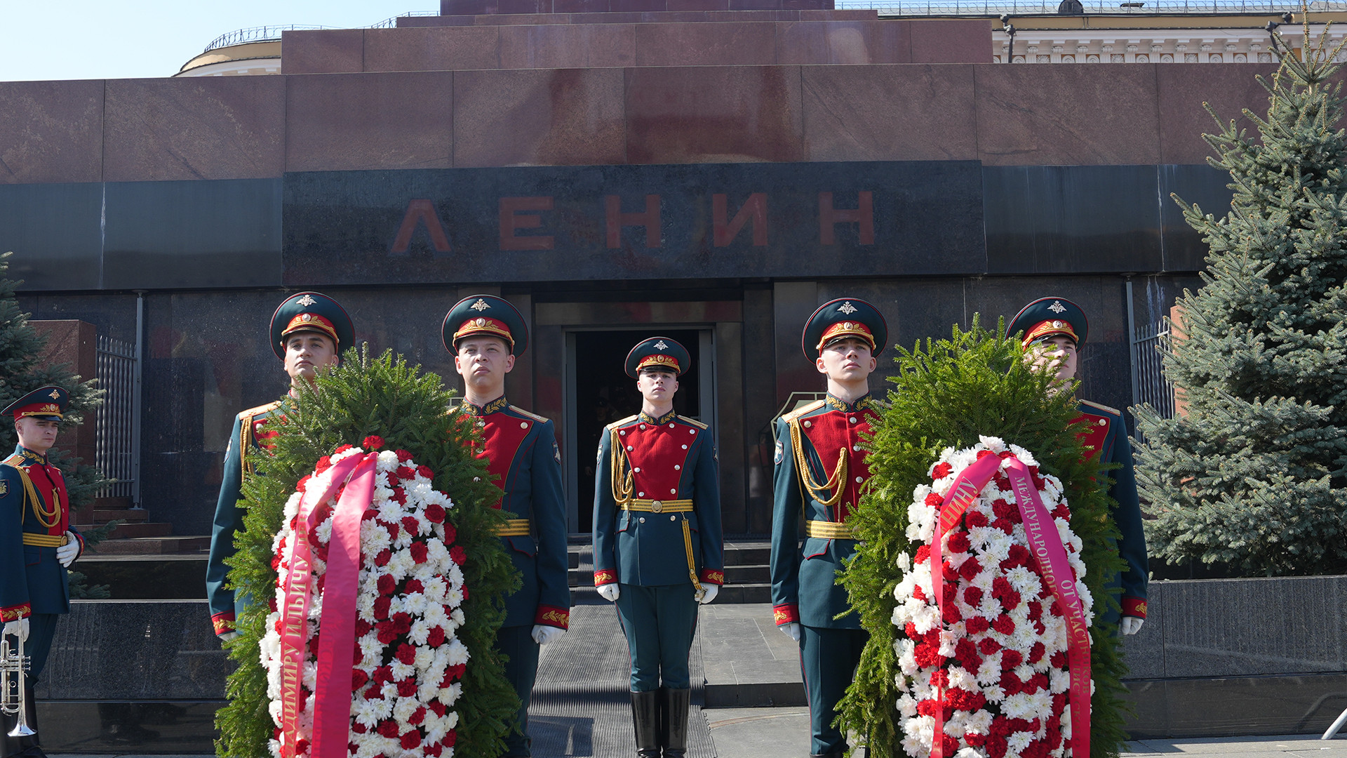 Vòng hoa ghi dải băng thành kính, tưởng nhớ công lao to lớn của V.I.Lênin, nhà lý luận chính trị kiệt xuất, vị lãnh tụ lỗi lạc của giai cấp công nhân và nhân dân lao động thế giới.