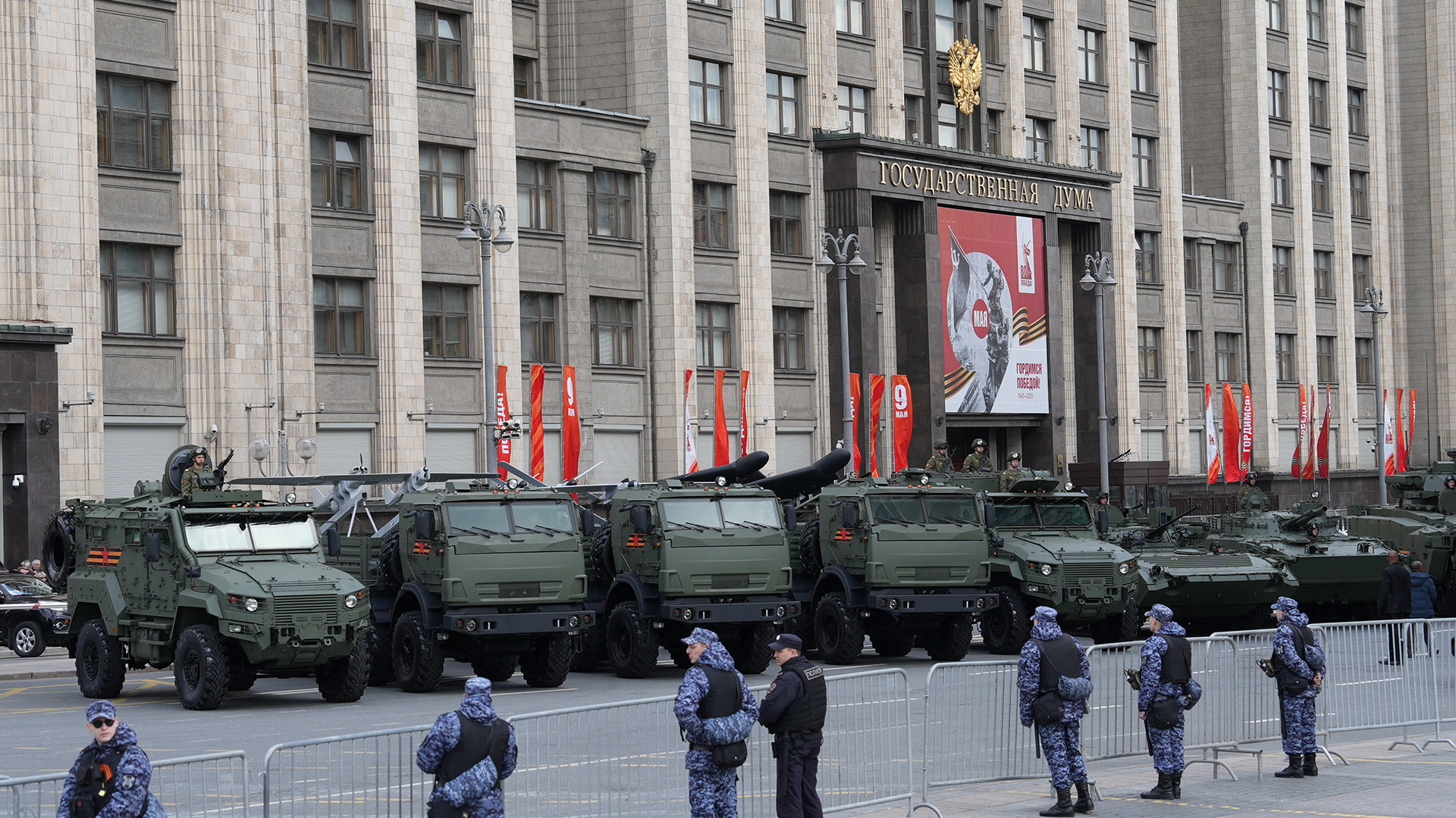 Các hệ thống máy bay không người lái lắp đặt trên xe vận tải quân sự.