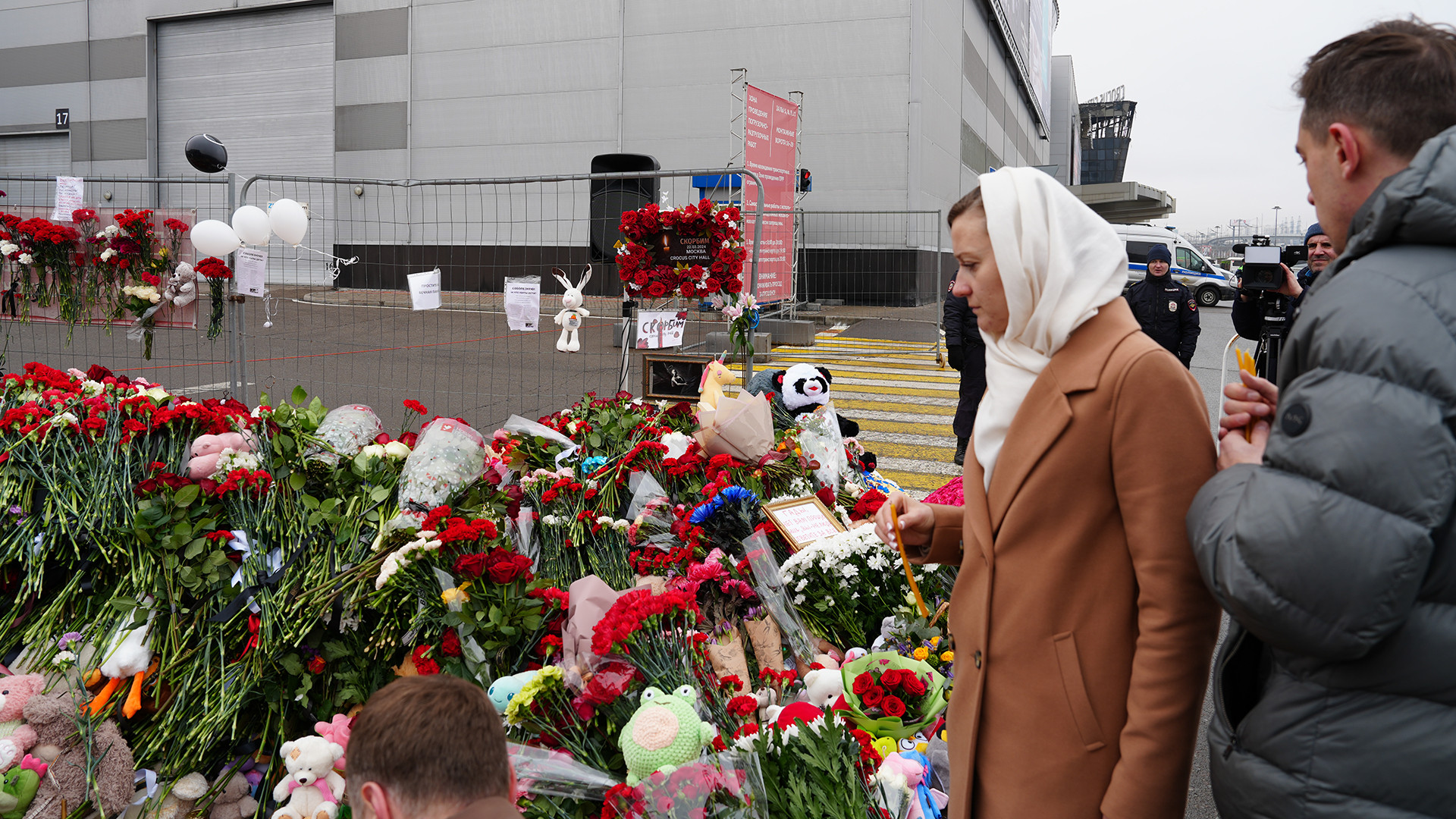 Các nhà thờ Chính thống của Nga tổ chức cầu nguyện cho nạn nhân. (Ảnh: XUÂN HƯNG) Các nhà thờ Chính thống của Nga tổ chức cầu nguyện cho nạn nhân. (Ảnh: XUÂN HƯNG)