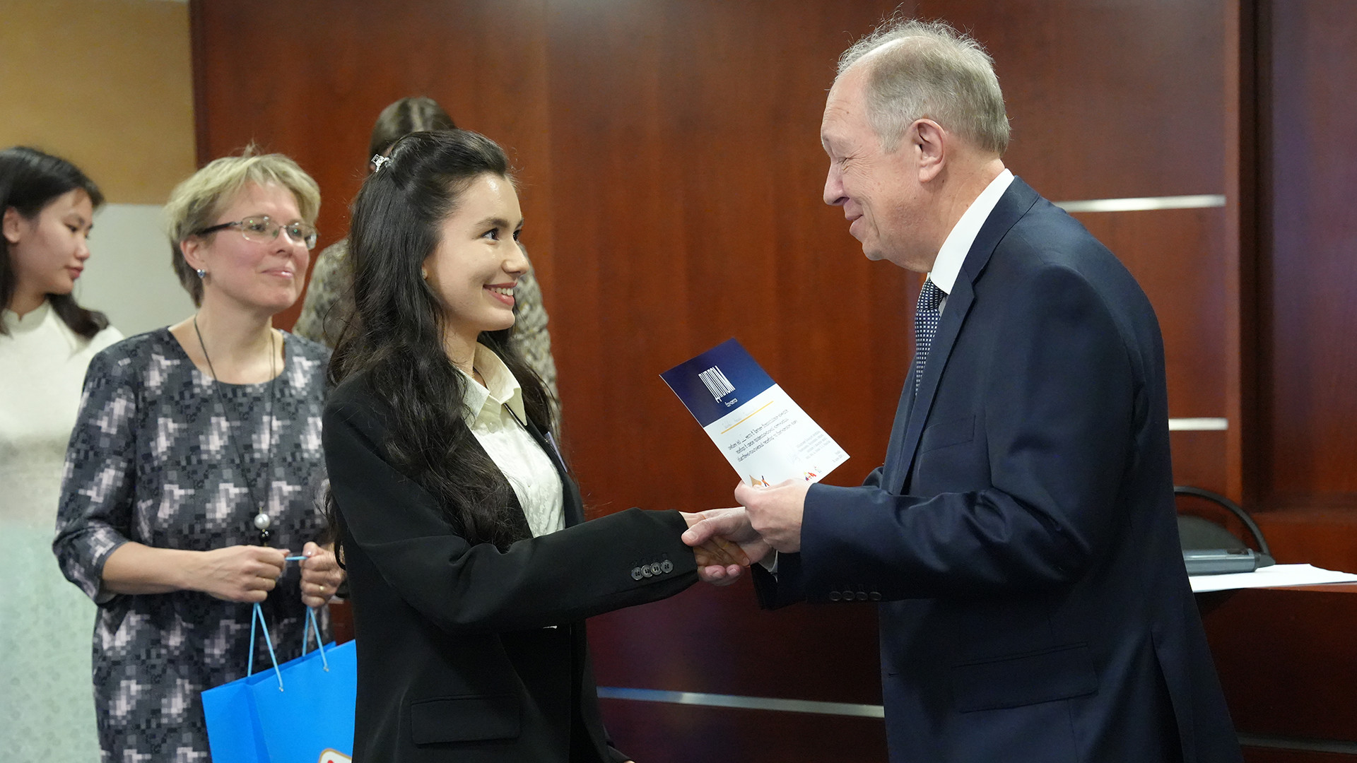 Ông Andrey Tatarinov, Đại sứ Nga tại Việt Nam (2001-2004) trao tặng Giải thưởng. (Ảnh: XUÂN HƯNG) Ông Andrey Tatarinov, Đại sứ Nga tại Việt Nam (2001-2004) trao tặng Giải thưởng. (Ảnh: XUÂN HƯNG)