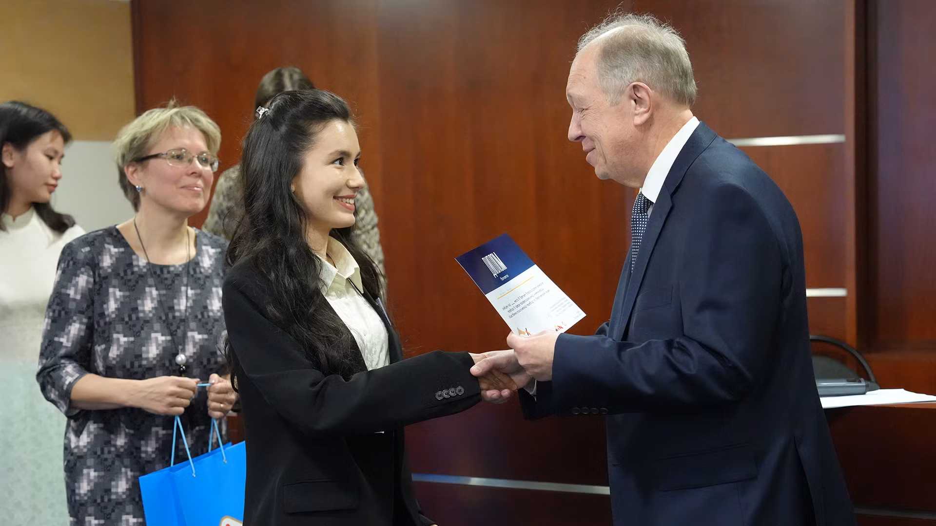 Ông Andrey Tatarinov, Đại sứ Nga tại Việt Nam (2001-2004) trao tặng Giải thưởng. (Ảnh: XUÂN HƯNG)