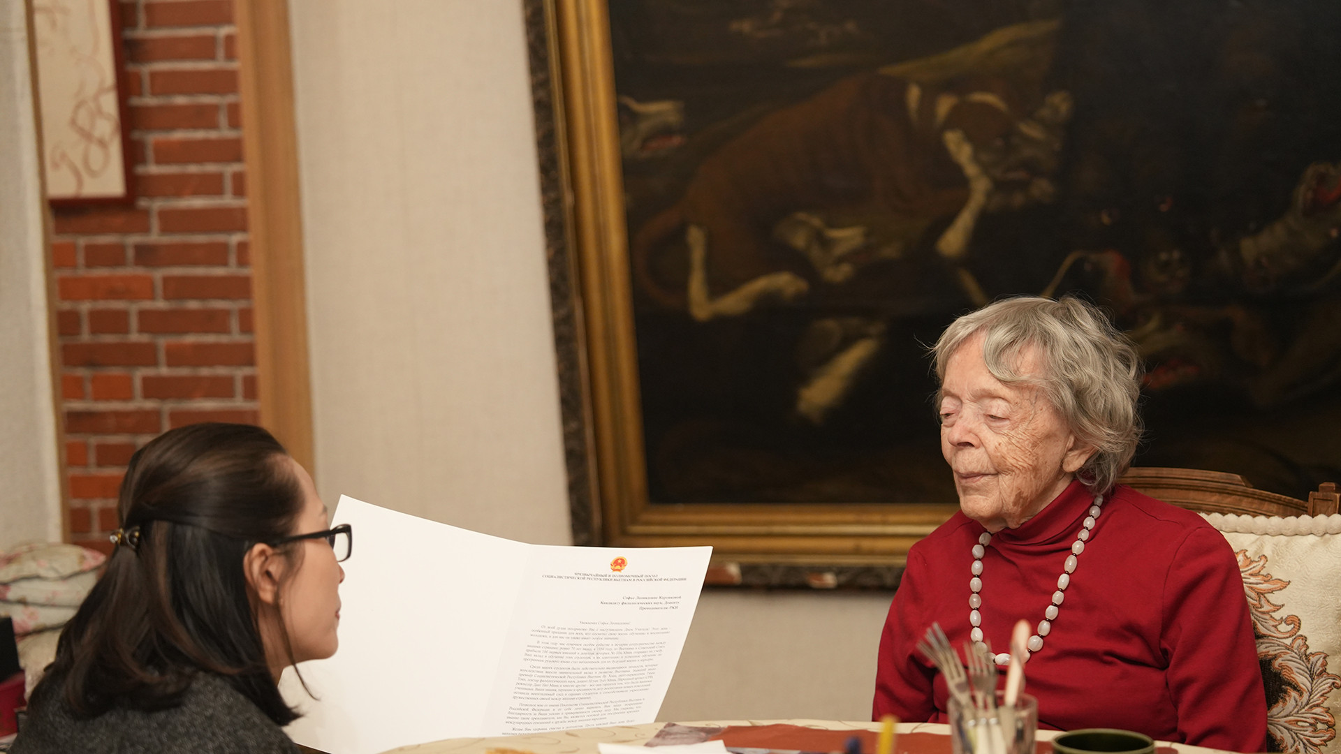 Cán bộ Đại sứ Quán Việt Nam tại Liên bang Nga đọc thư của Đại sứ Đặng Minh Khôi chúc mừng bà Sophia Korchikova nhân Ngày Nhà giáo ở Nga. (Ảnh: XUÂN HƯNG) Cán bộ Đại sứ Quán Việt Nam tại Liên bang Nga đọc thư của Đại sứ Đặng Minh Khôi chúc mừng bà Sophia Korchikova nhân Ngày Nhà giáo ở Nga. (Ảnh: XUÂN HƯNG)