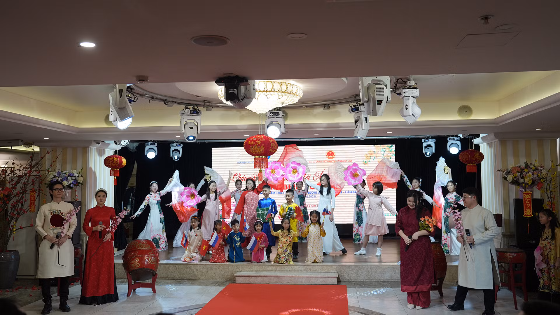 Sự kiện thu hút nhiều em nhỏ tham gia.