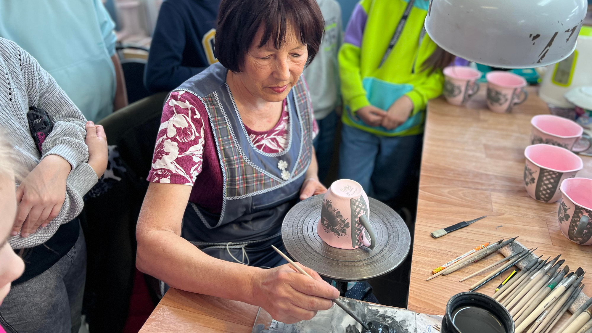 Nghệ nhân Natalya Kustareva có nhiều năm kinh nghiệm trong nghề. (Ảnh: XUÂN HƯNG)