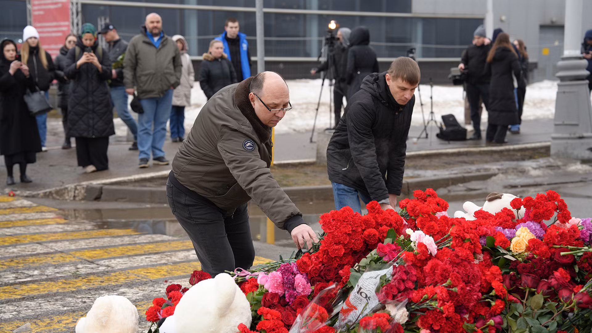 Không chỉ người dân Moskva mà còn người dân từ các địa phương khác trên khắp nước Nga, trong đó có cả bạn bè quốc tế. (Ảnh: XUÂN HƯNG)