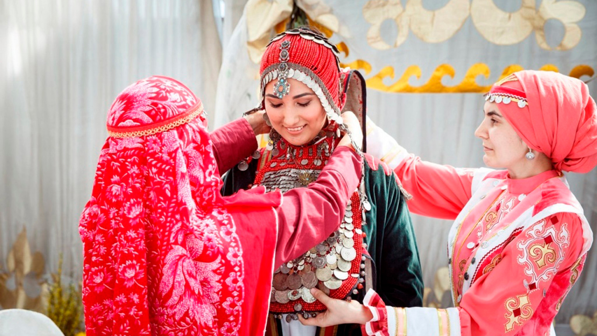 Mũ đội đầu của phụ nữ Bashkir được trang trí rất tỉ mỉ. (Ảnh: Stylishbag.ru)