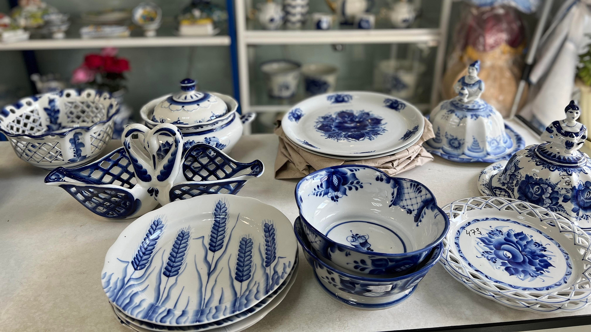 Gốm sứ có họa tiết, hoa văn trang trí độc đáo và chỉ sử dụng hai màu cơ bản là trắng và xanh lam. (Ảnh: XUÂN HƯNG)