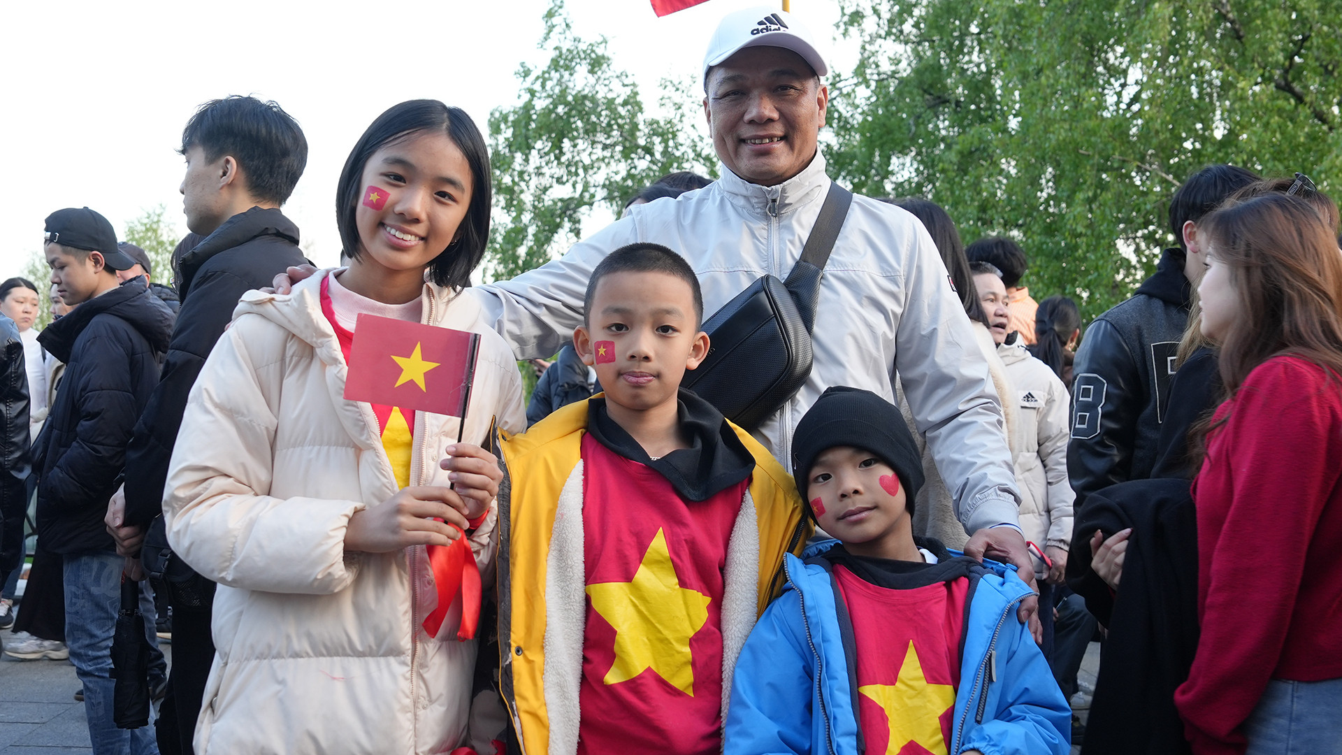 Sinh sống và làm việc tại Nga đã hơn 20 năm, anh Nguyễn Xuân Trung quê Vũng Tàu cho biết, các con anh rất háo hức được gặp các chú bộ đội. Đây là lần đầu tiên anh và các con được tận mắt nhìn thấy đội hình rất kỷ luật và hoàng tráng của Quân đội nhân dân Việt Nam tại Nga.