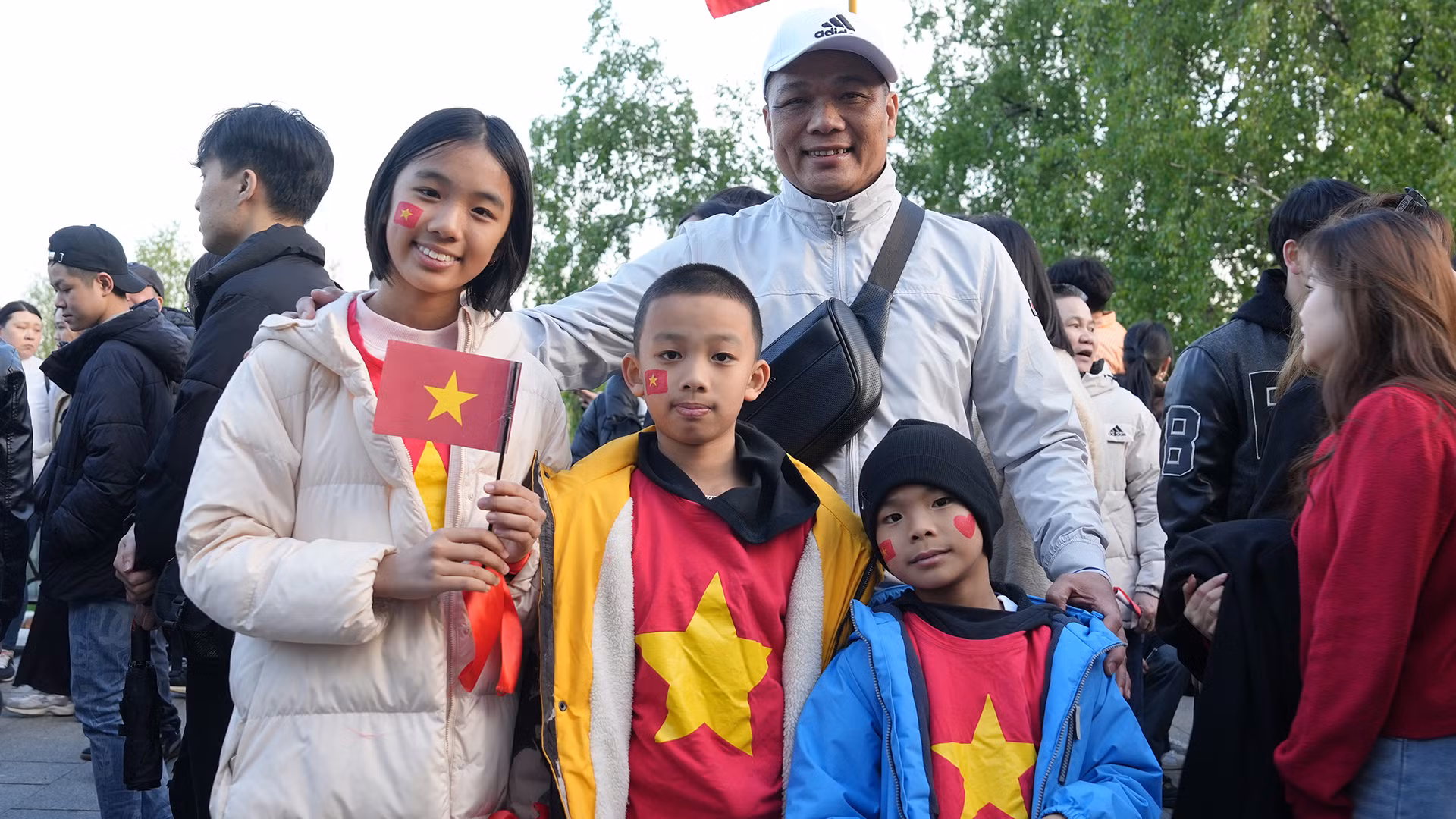 Sinh sống và làm việc tại Nga đã hơn 20 năm, anh Nguyễn Xuân Trung quê Vũng Tàu cho biết, các con anh rất háo hức được gặp các chú bộ đội. Đây là lần đầu tiên anh và các con được tận mắt nhìn thấy đội hình rất kỷ luật và hoàng tráng của Quân đội nhân dân Việt Nam tại Nga.