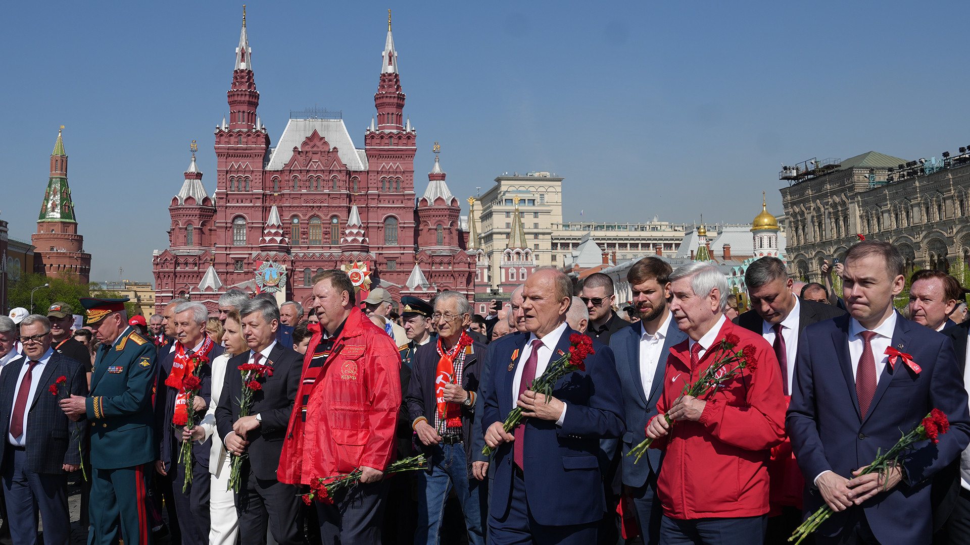 Chủ tịch Ủy ban Trung ương KPRF Gennady Zyuganov cầm hoa, hòa cùng đoàn người và các đồng chí tiến vào Lăng đặt hoa kỷ niệm 155 năm Ngày sinh lãnh tụ V.I.Lênin.